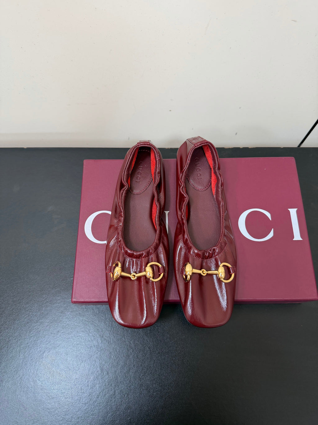 GUCCI 26S BALLET FLATS IN BURGUNDY RED SHINY CALFSKIN GOLD HARDWARE