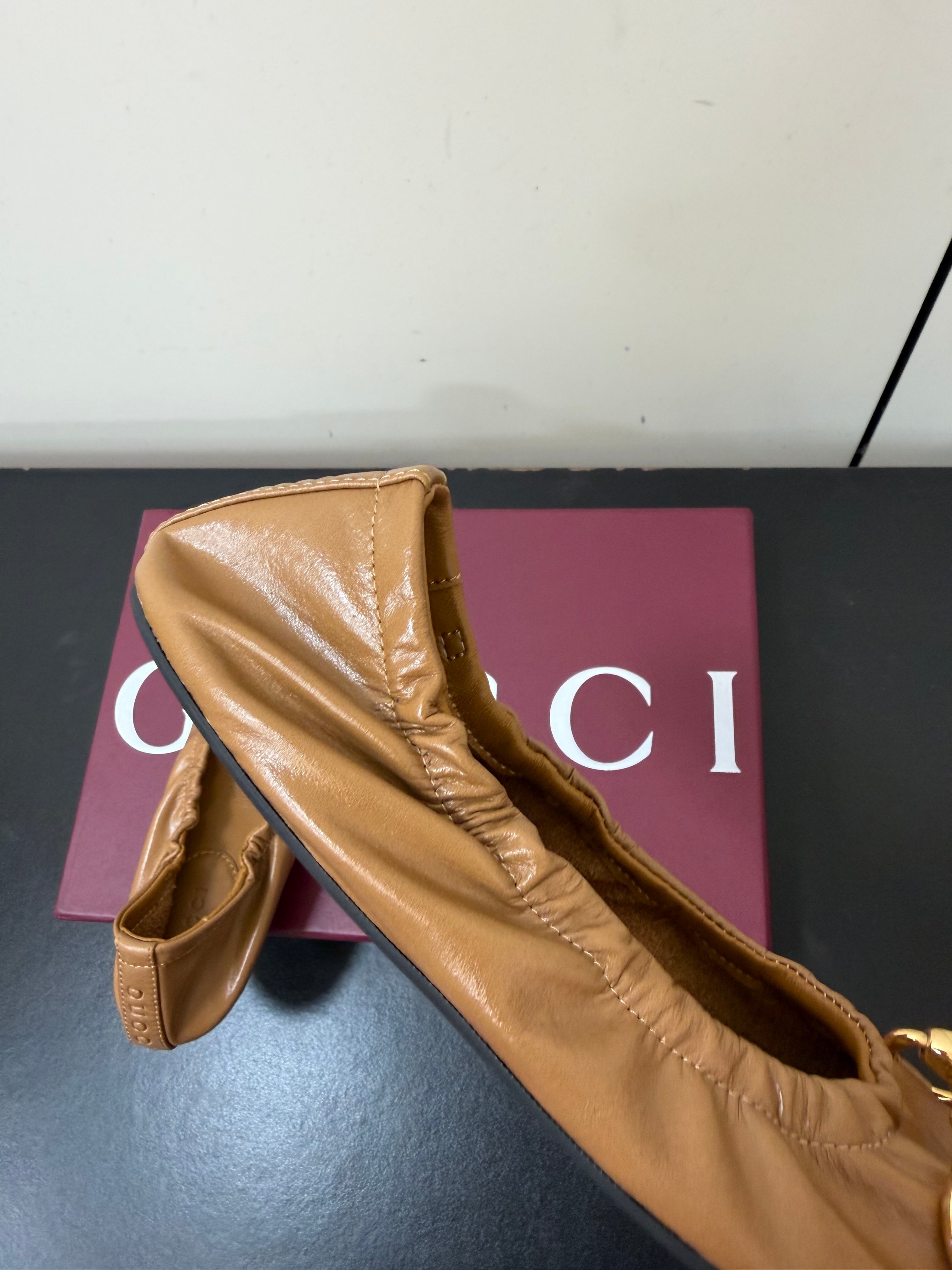 GUCCI 26S BALLET FLATS IN CARAMEL BROWN SHINY CALFSKIN GOLD HARDWARE
