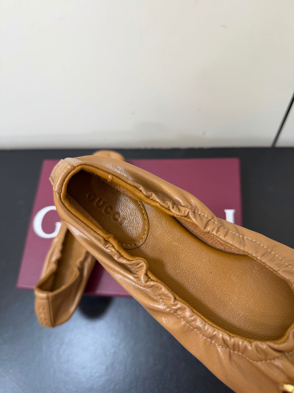 GUCCI 26S BALLET FLATS IN CARAMEL BROWN SHINY CALFSKIN GOLD HARDWARE