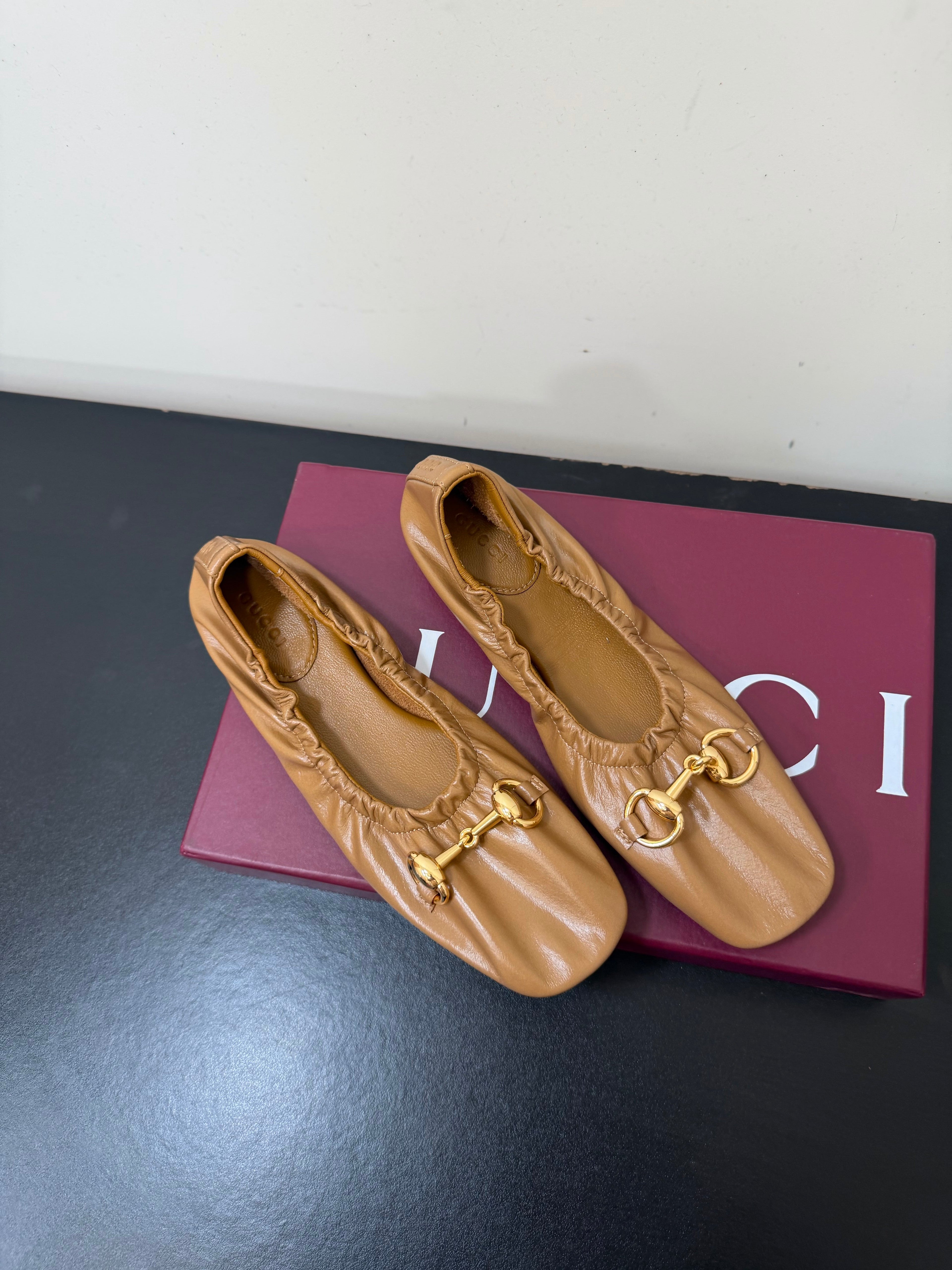 GUCCI 26S BALLET FLATS IN CARAMEL BROWN SHINY CALFSKIN GOLD HARDWARE