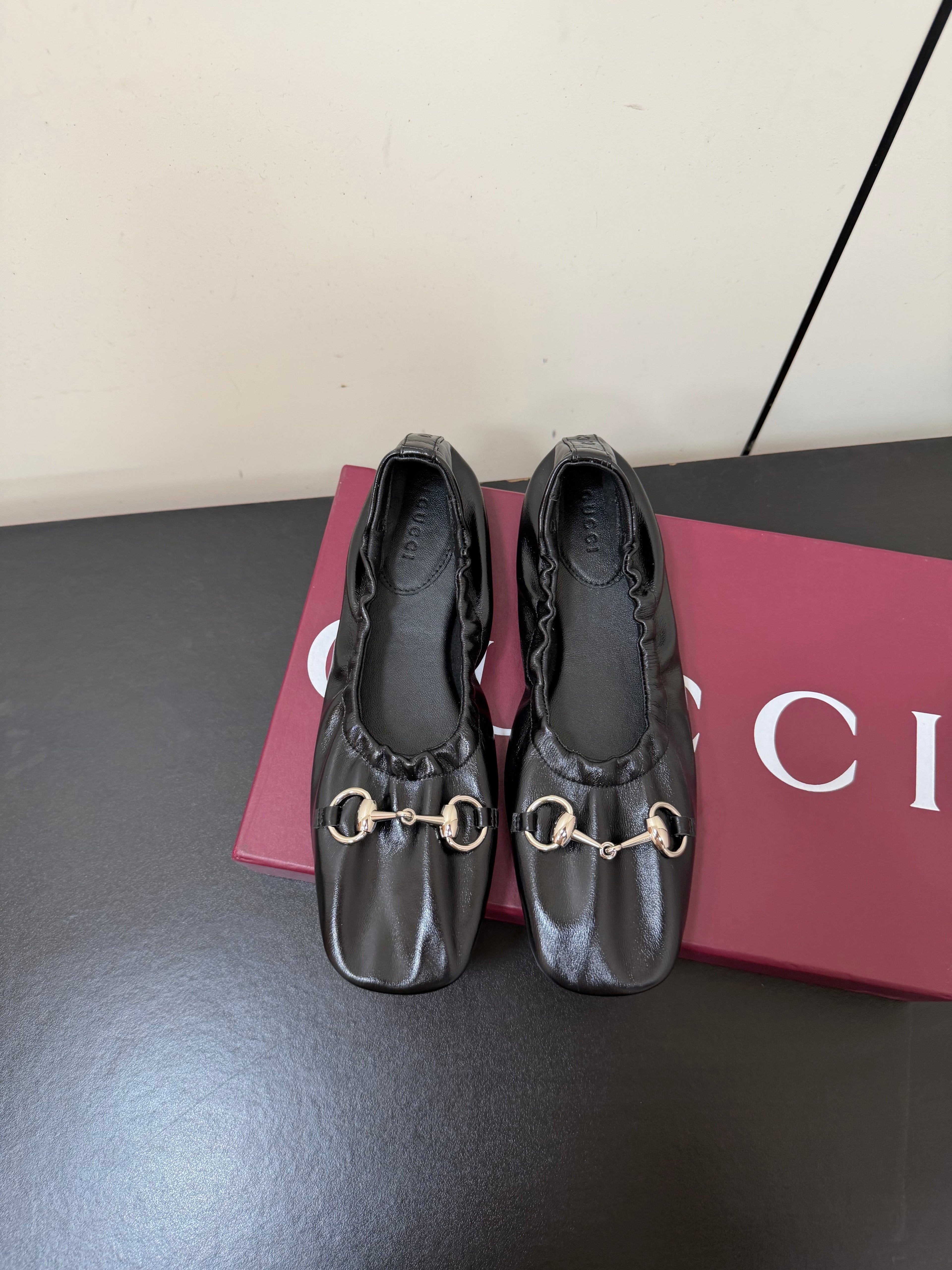 GUCCI 26S BALLET FLATS IN BLACK SHINY CALFSKIN GOLD HARDWARE