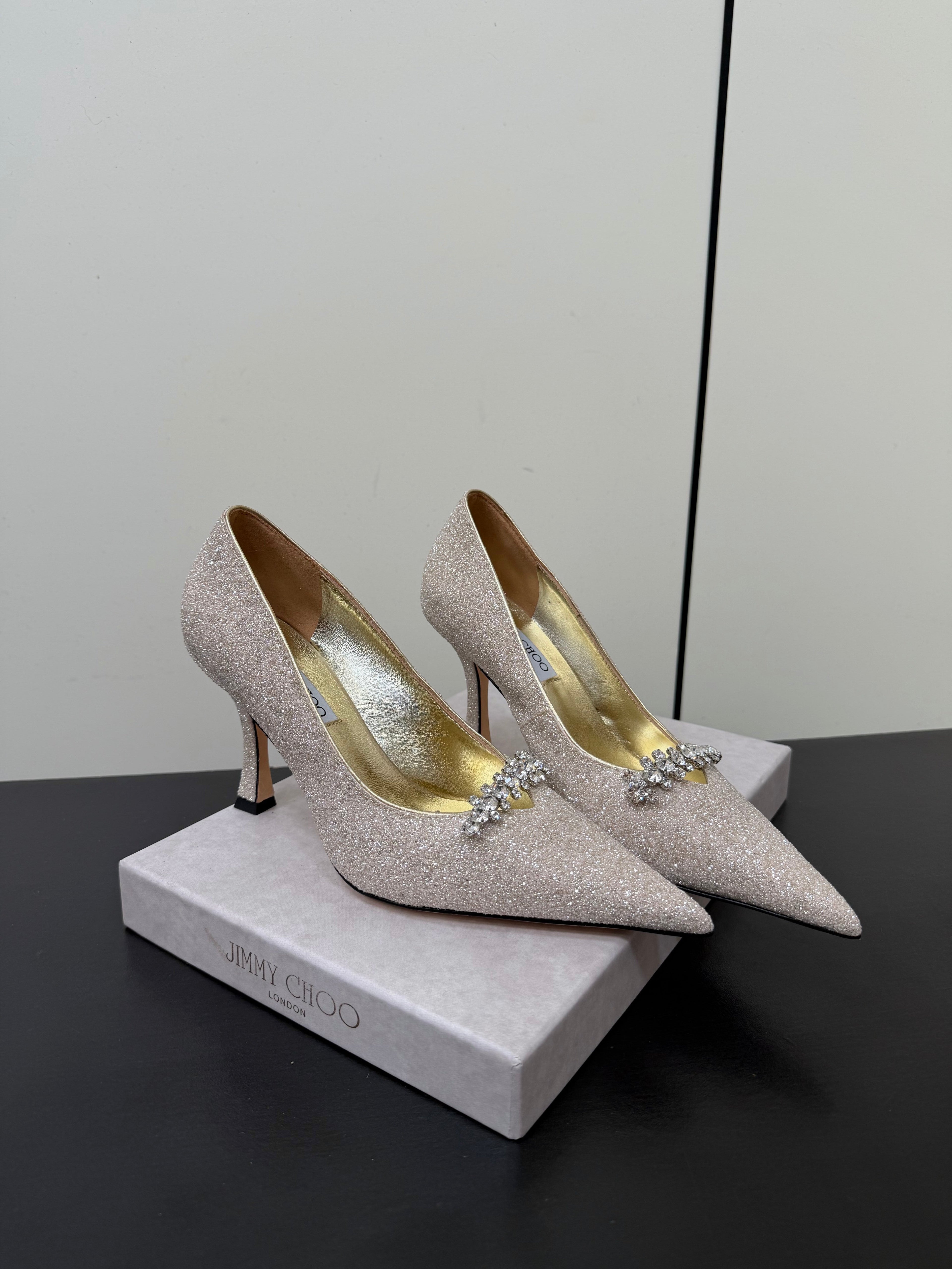 JIMMY CHOO 26S EMBELLISHED HIGH HEELS 90 MM IN CHAMPAGNE GOLD GLITTER