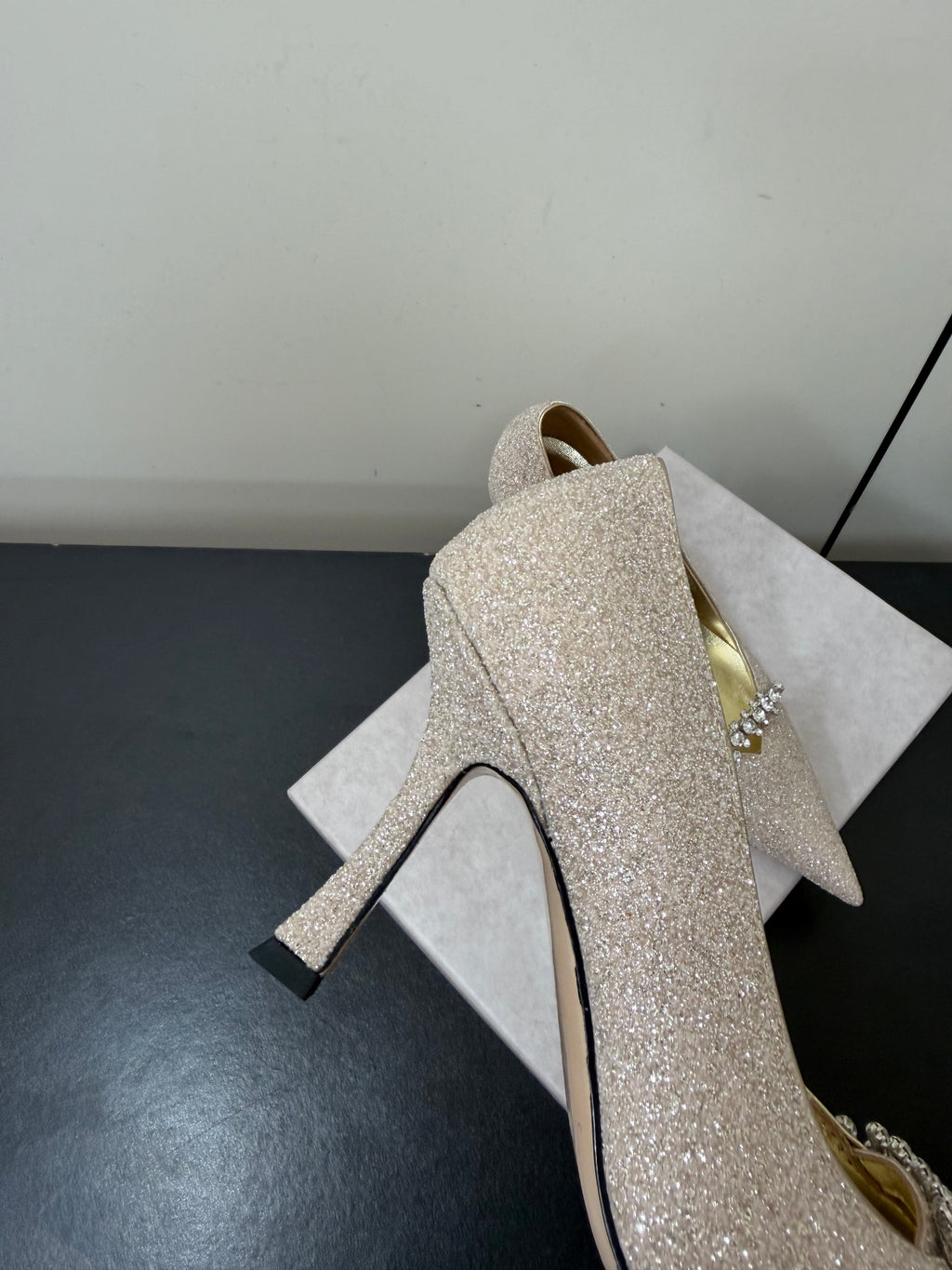JIMMY CHOO 26S EMBELLISHED HIGH HEELS 90 MM IN CHAMPAGNE GOLD GLITTER
