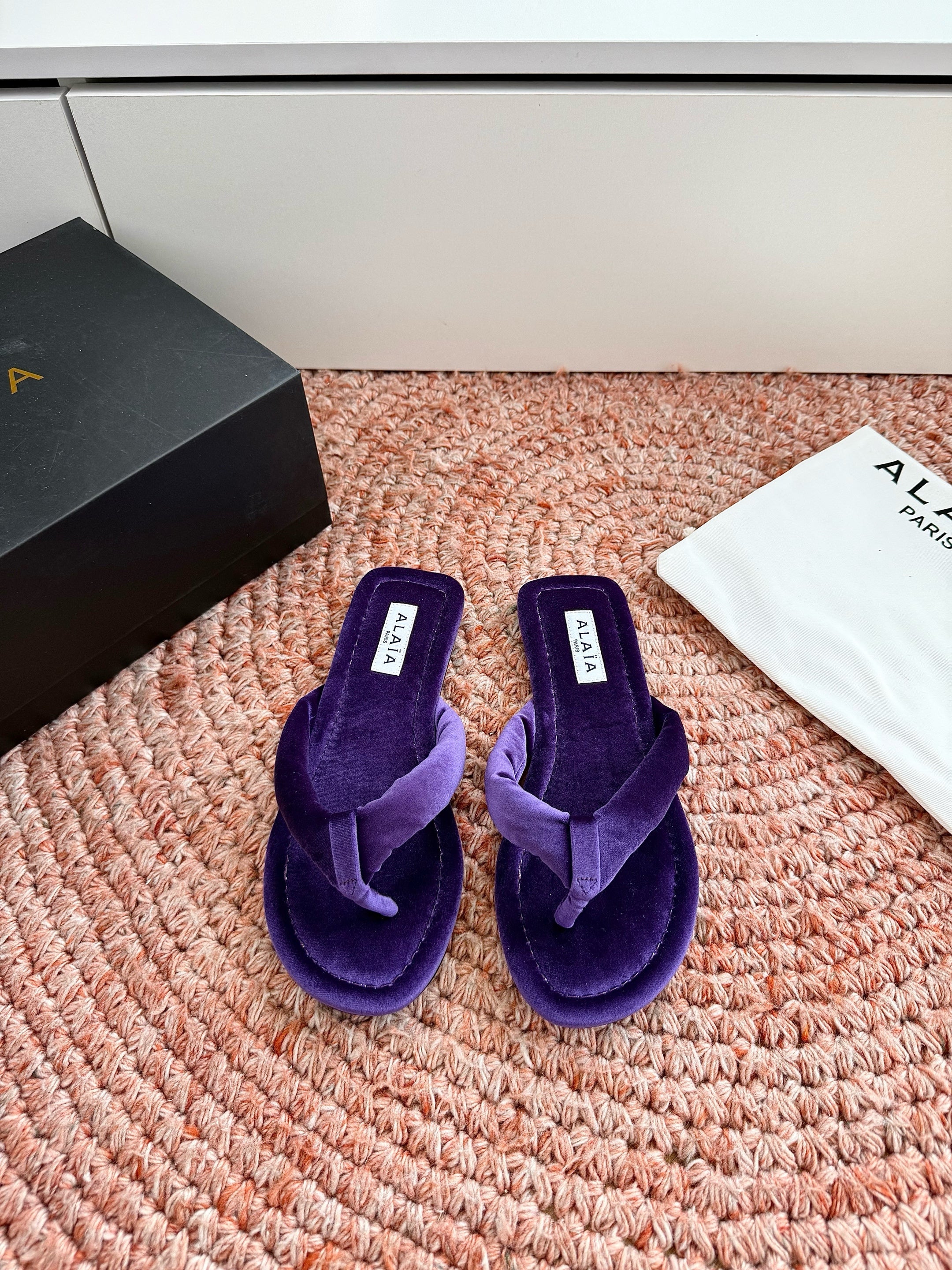 ALAIA 26S THONG SANDALS IN DARK PURPLE VELVET