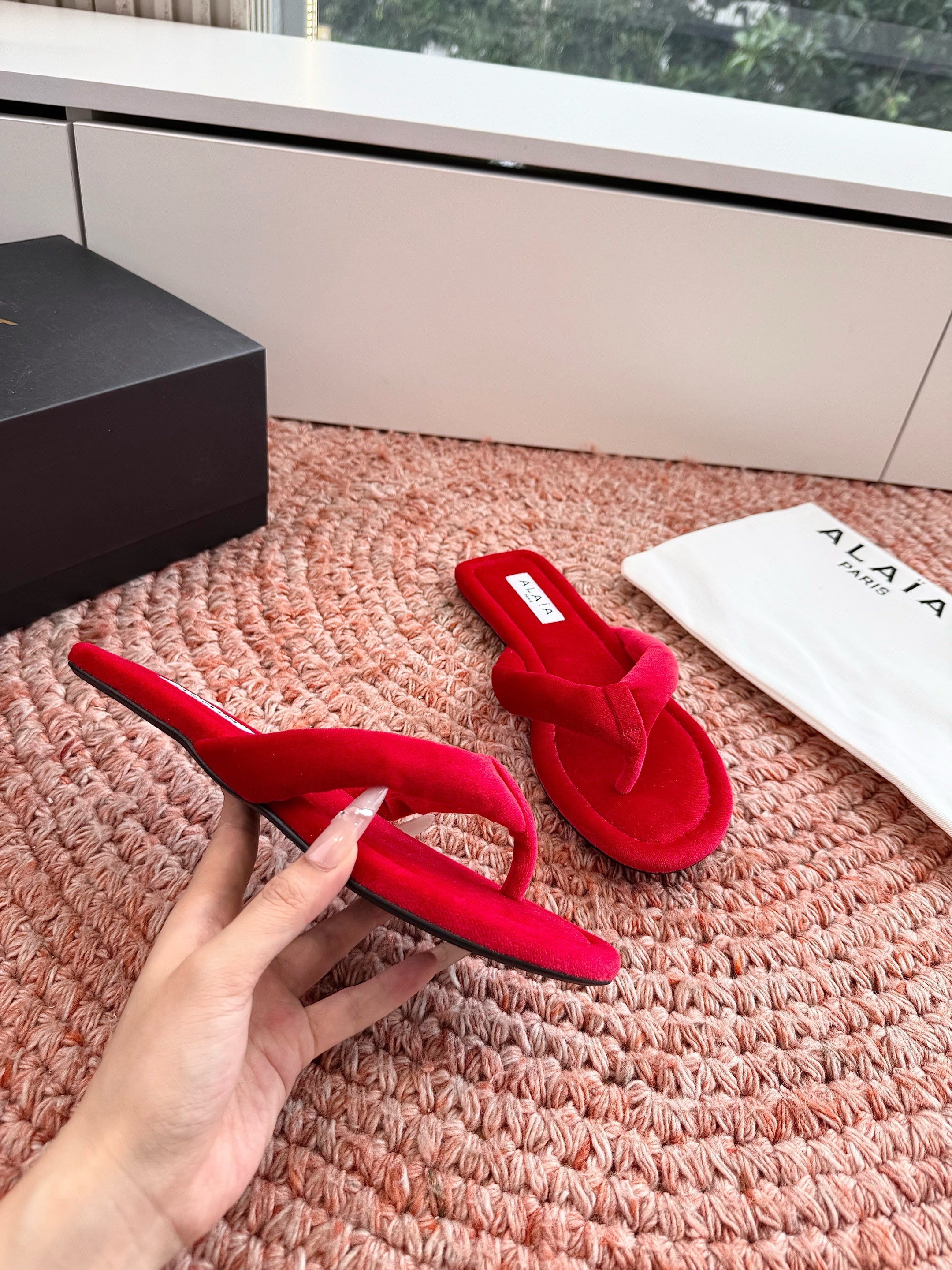 ALAIA 26S THONG SANDALS IN RED VELVET