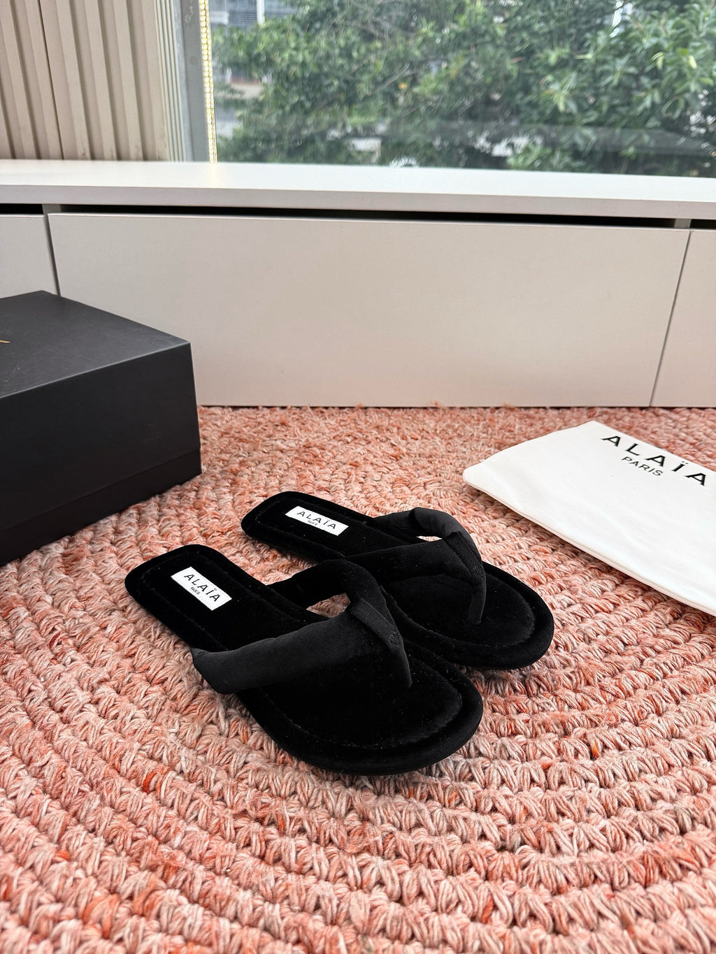 ALAIA 26S THONG SANDALS IN BLACK VELVET