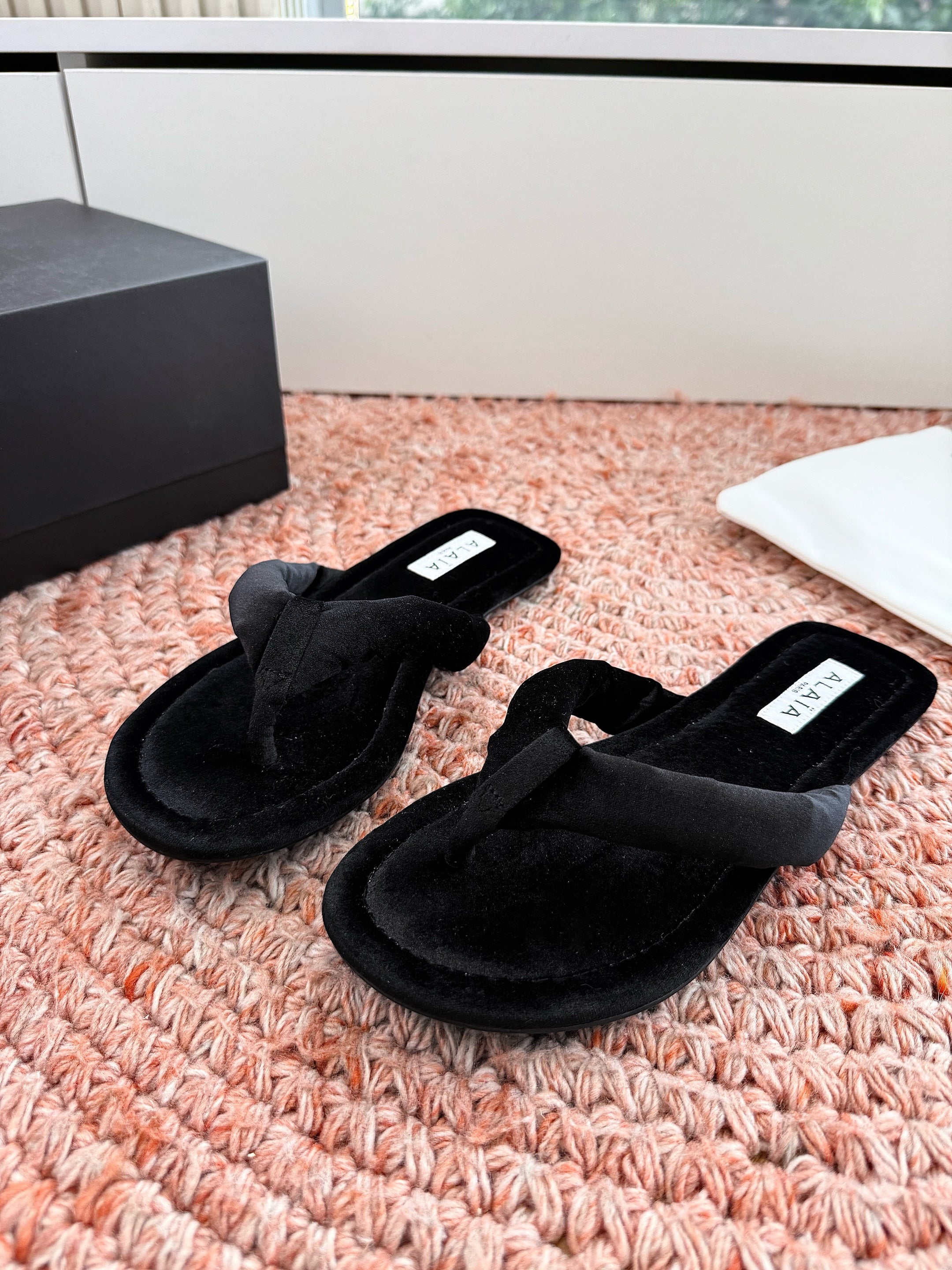 ALAIA 26S THONG SANDALS IN BLACK VELVET