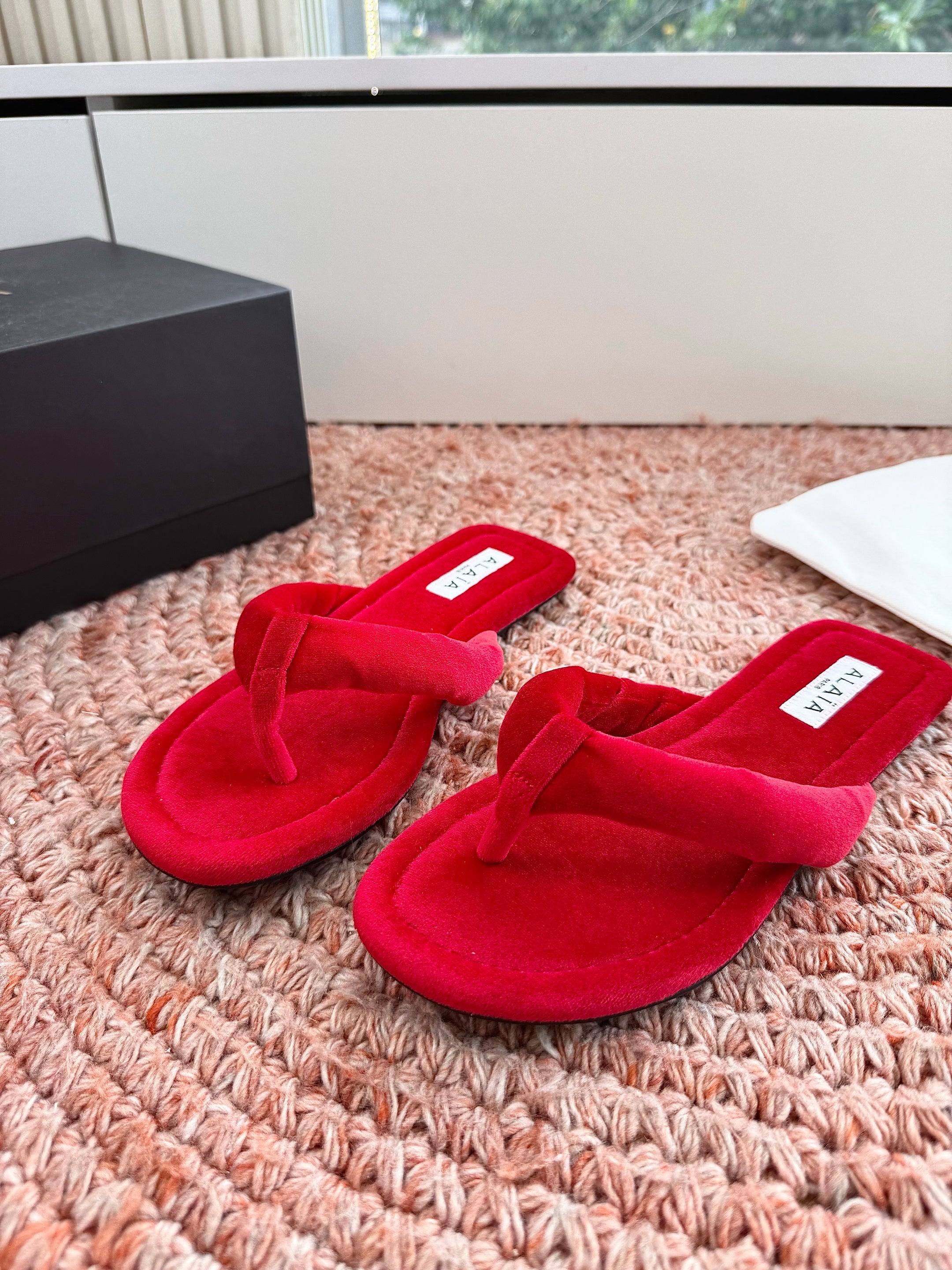 ALAIA 26S THONG SANDALS IN RED VELVET