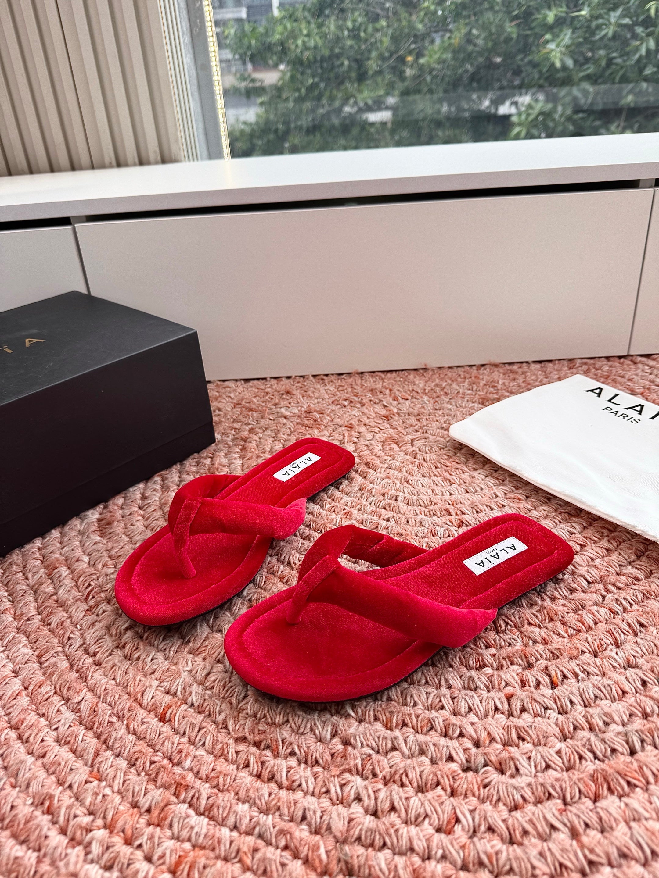 ALAIA 26S THONG SANDALS IN RED VELVET