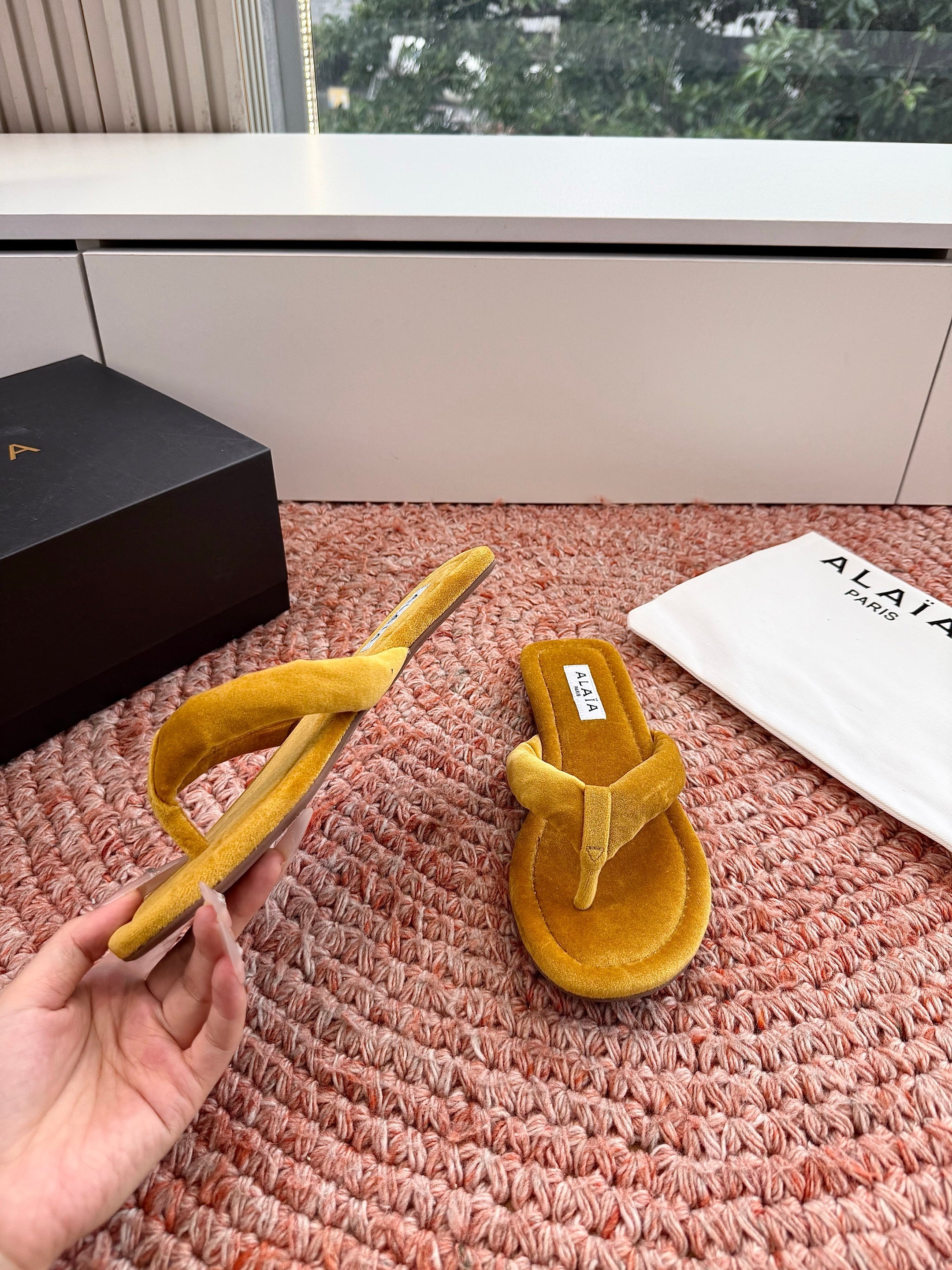 ALAIA 26S THONG SANDALS IN MUSTARD YELLOW VELVET