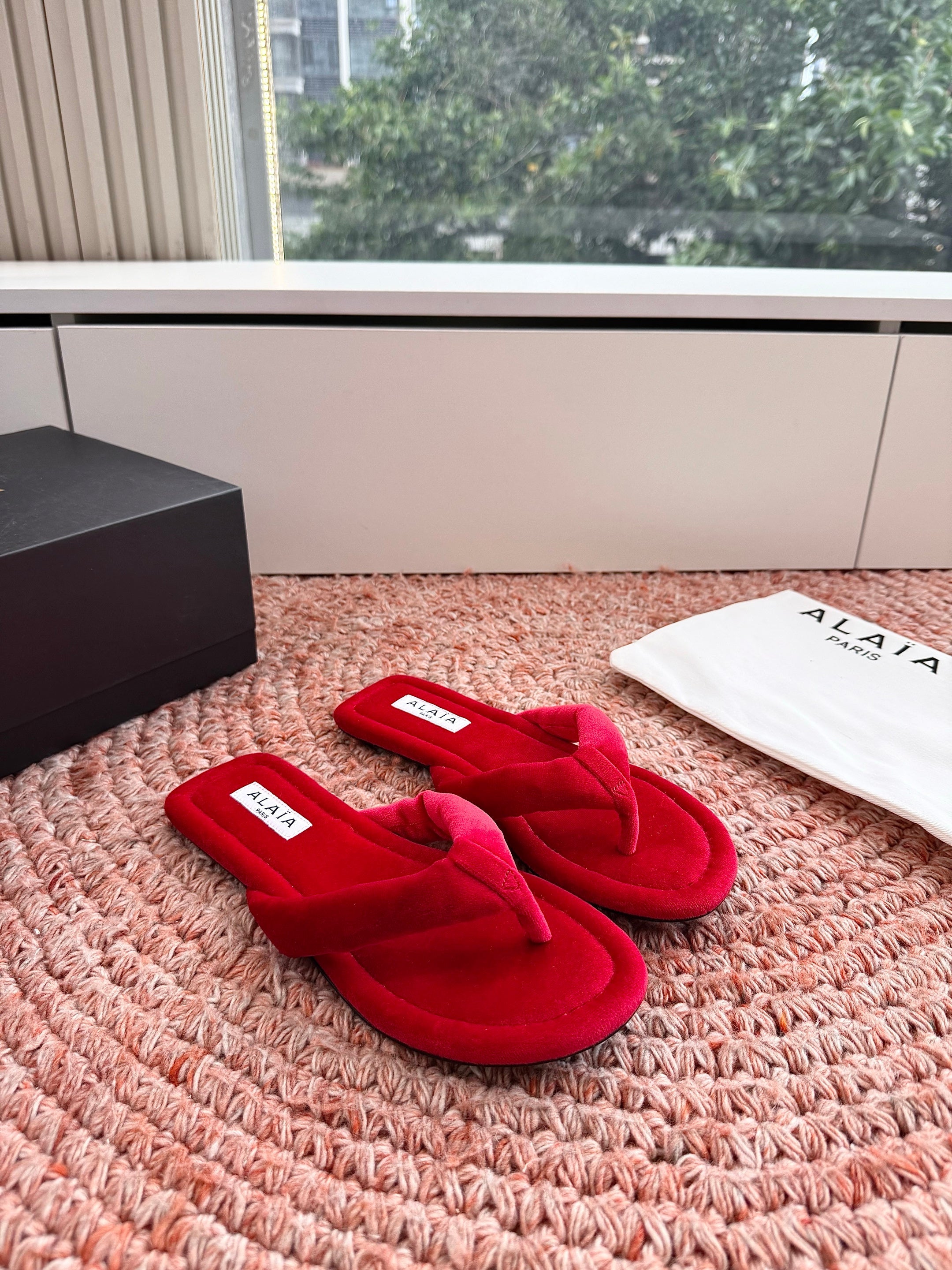 ALAIA 26S THONG SANDALS IN RED VELVET