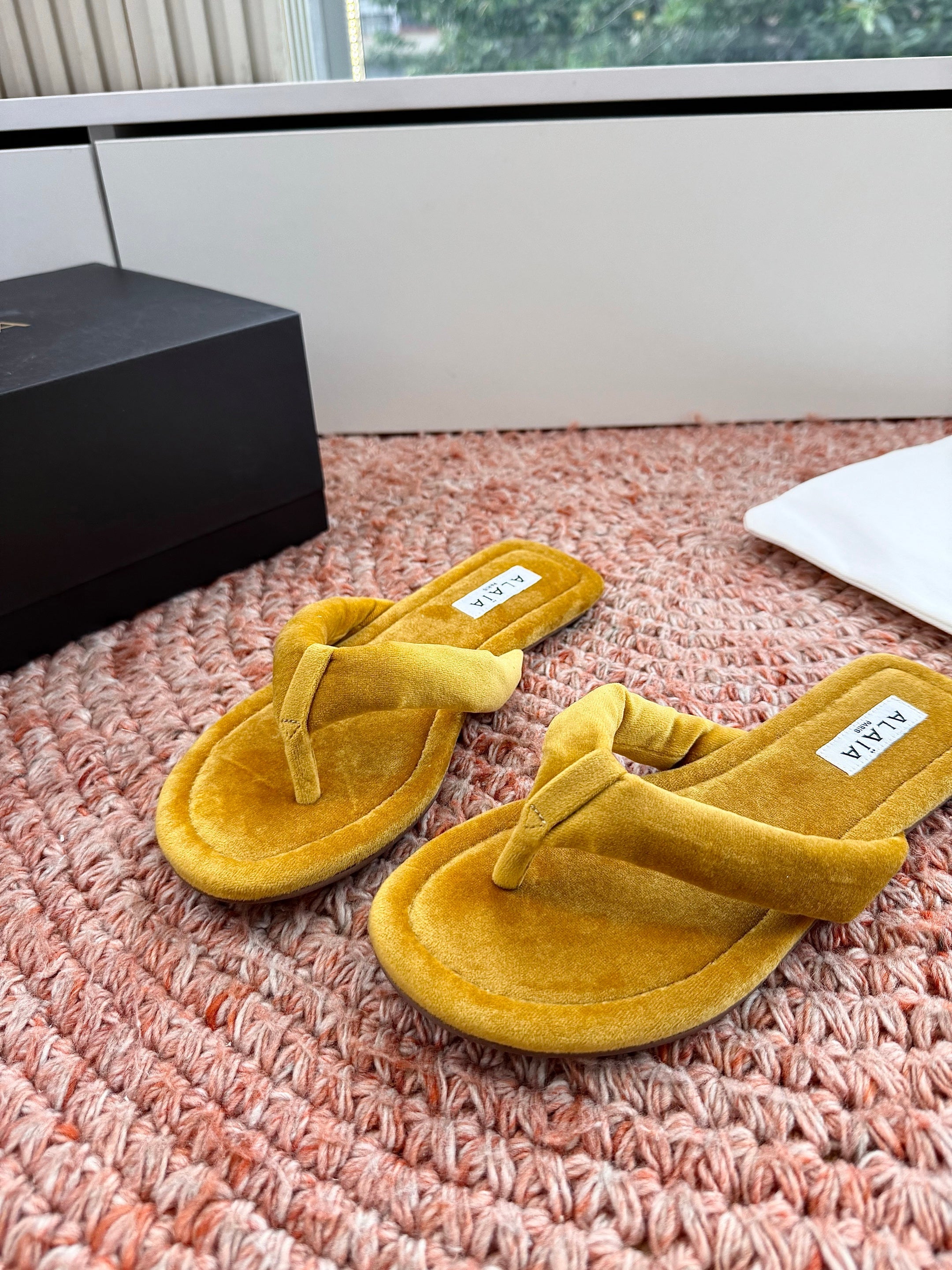 ALAIA 26S THONG SANDALS IN MUSTARD YELLOW VELVET