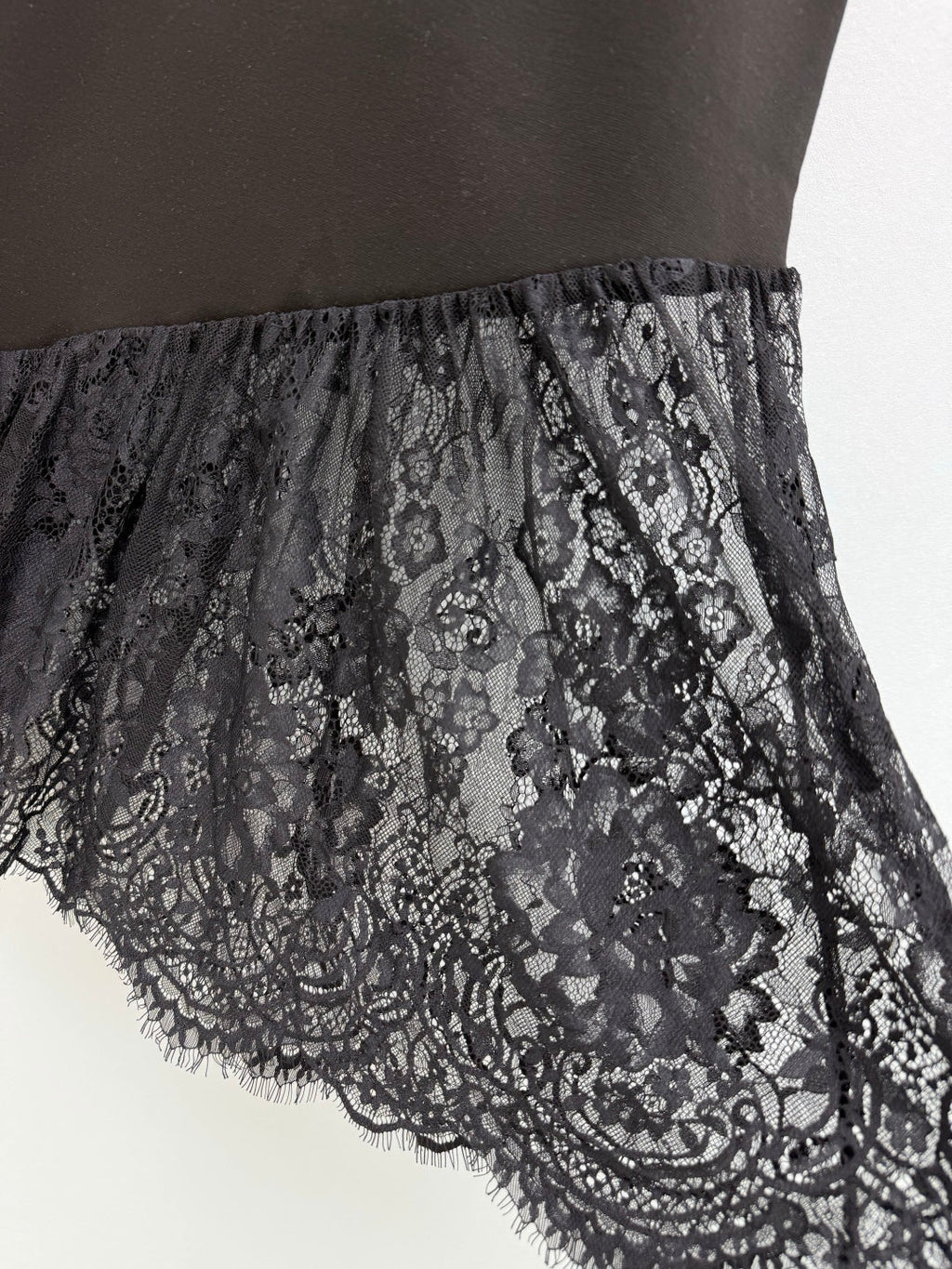 MONCLER 26S SHORT-SLEEVE LACE HEM MIDI DRESS 682