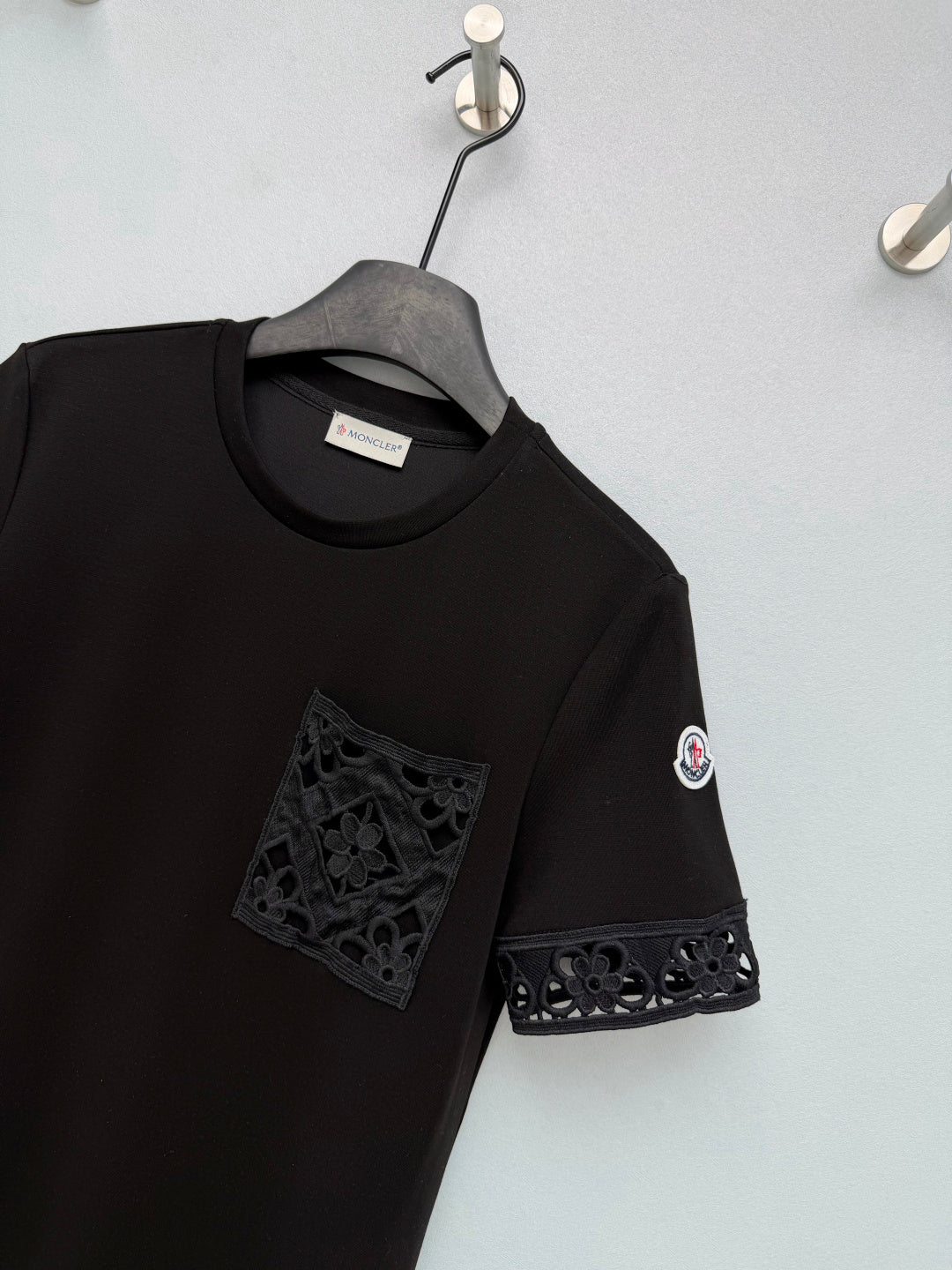 MONCLER 26S SHORT-SLEEVE LACE HEM MIDI DRESS 682