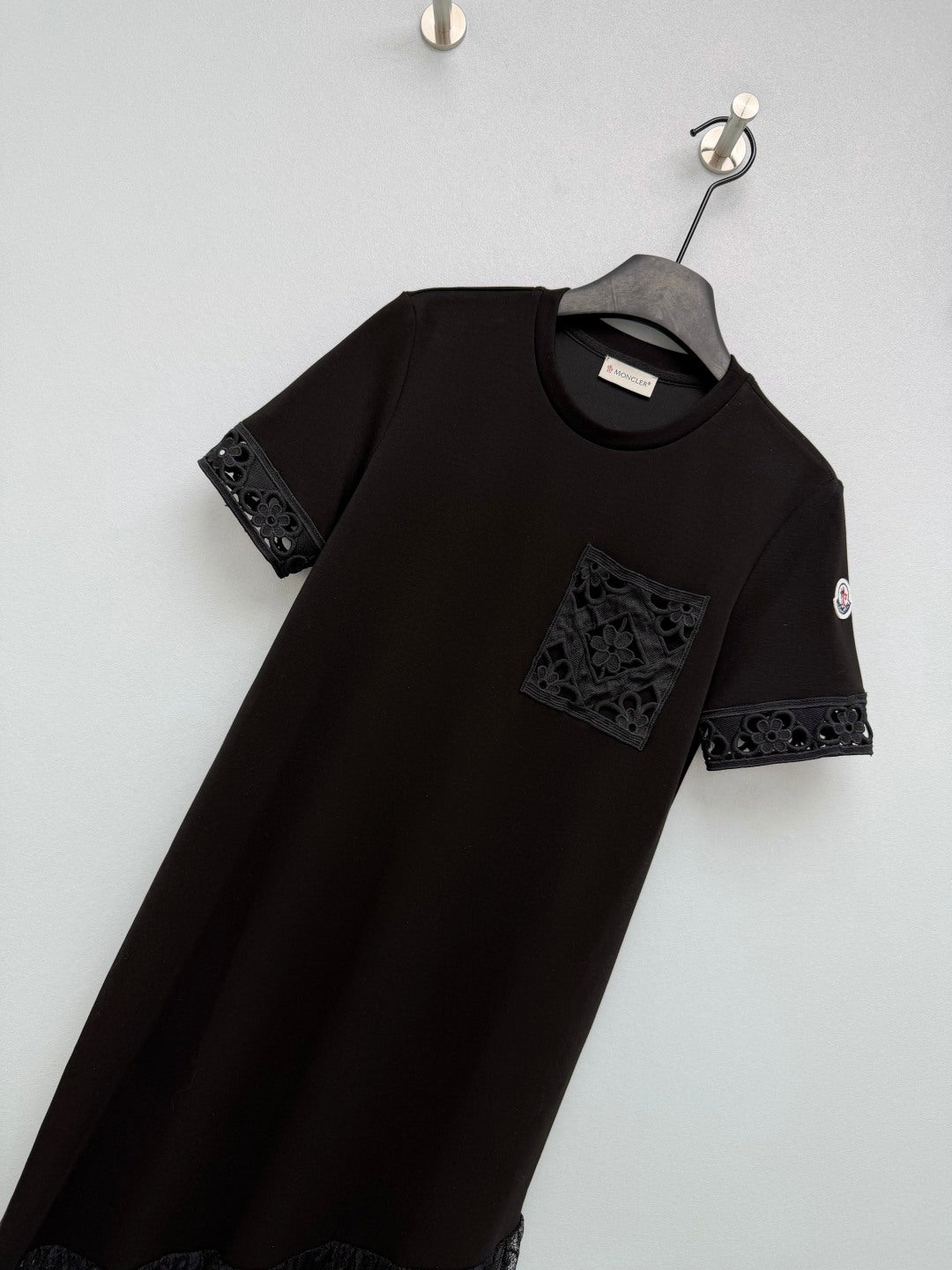 MONCLER 26S SHORT-SLEEVE LACE HEM MIDI DRESS 682