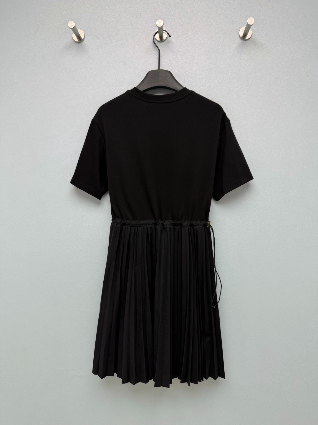 MONCLER 26S SHORT-SLEEVE PLEATED DRESS 681