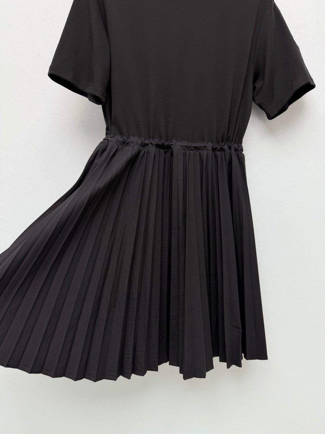 MONCLER 26S SHORT-SLEEVE PLEATED DRESS 681