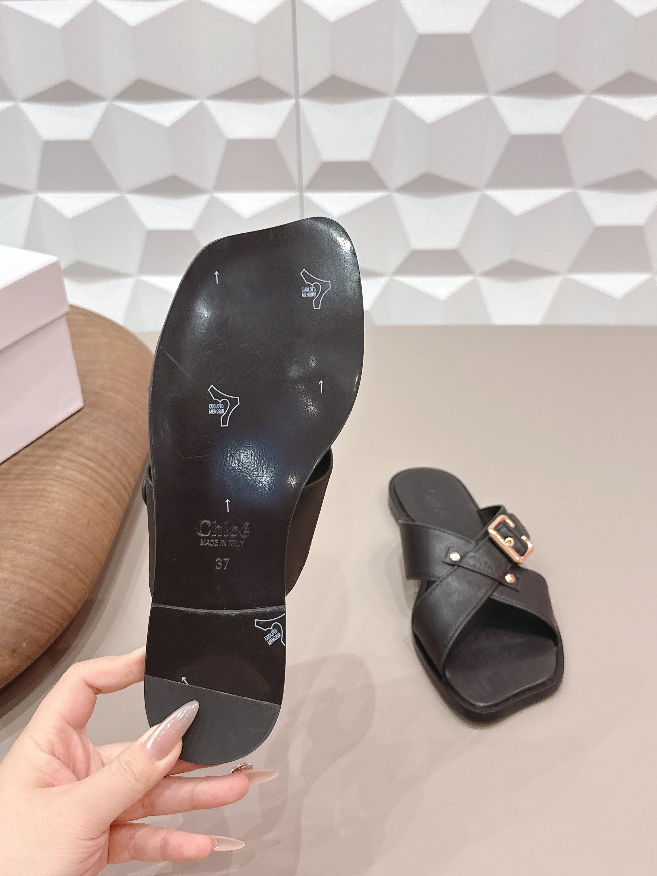 CHLOÉ 26S SANDALS IN BLACK CALFSKIN