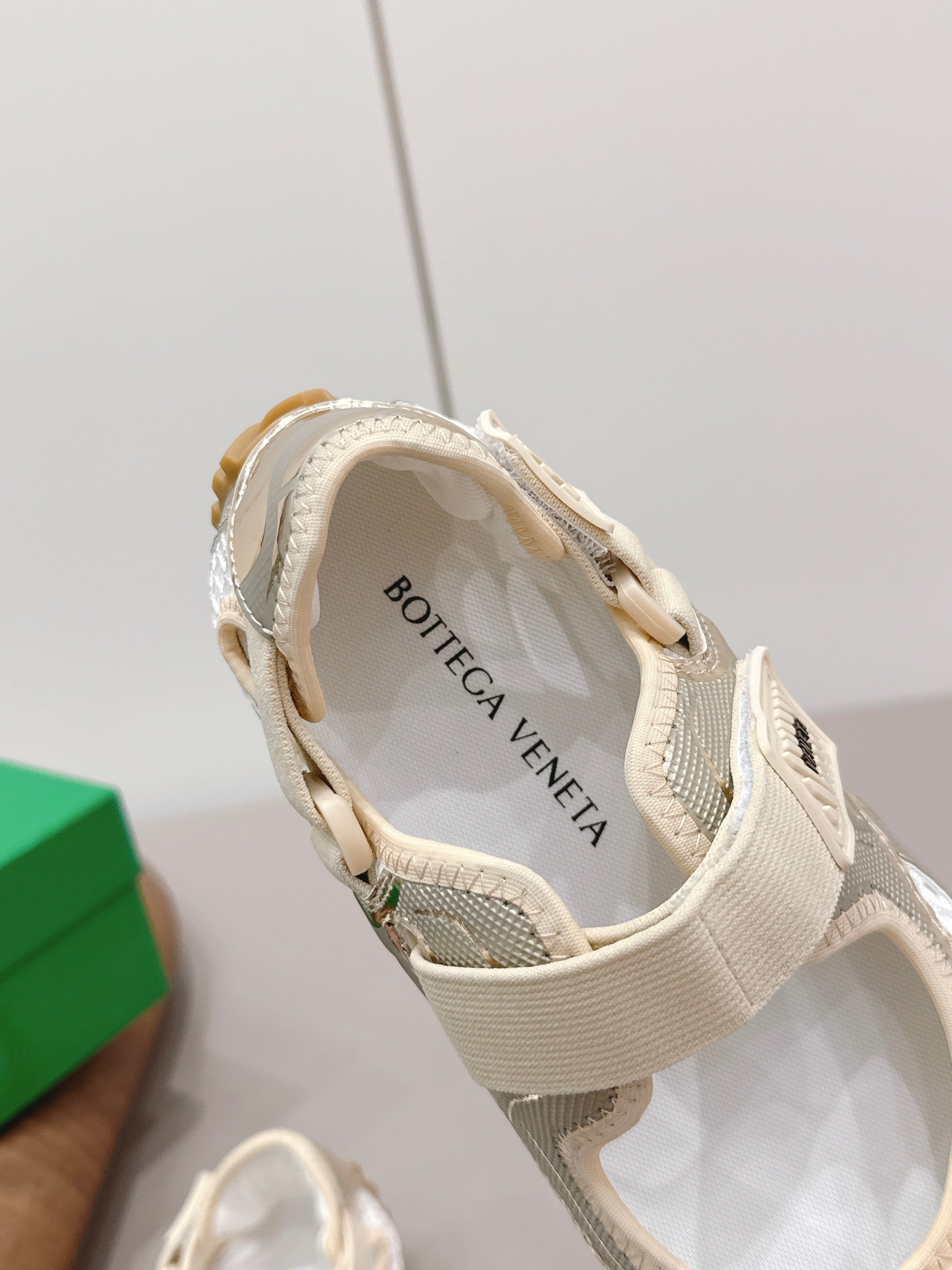 BOTTEGA VENETA 26S ORBIT FLASH MARY JANE IN BEIGE AND WHITE BREATHABLE MESH