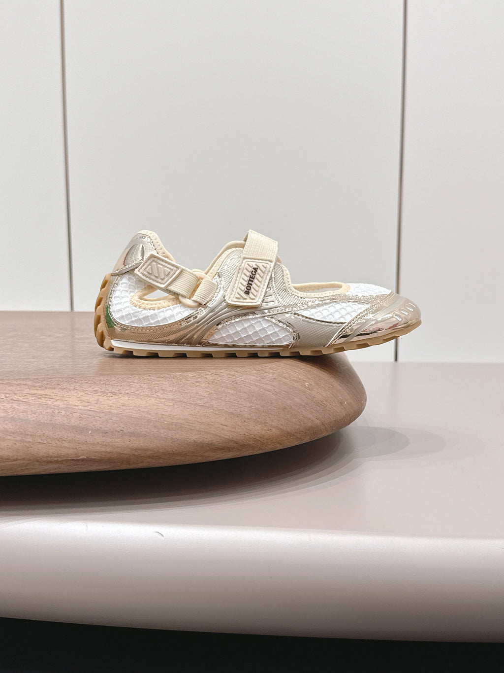 BOTTEGA VENETA 26S ORBIT FLASH MARY JANE IN BEIGE AND WHITE BREATHABLE MESH