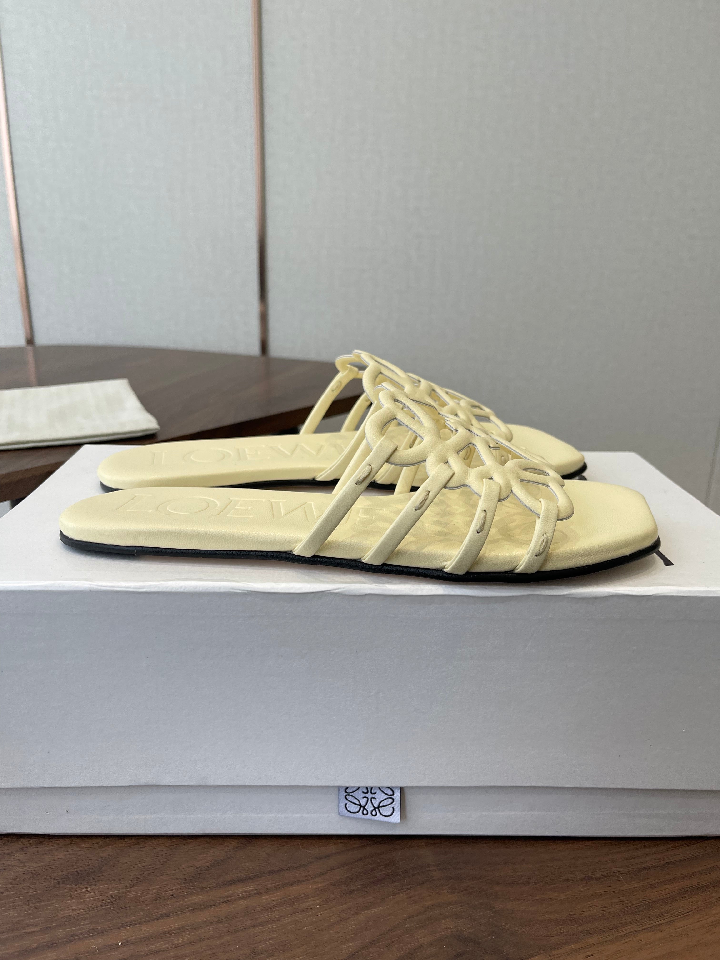 LOEWE 26S FLAT SANDALS IN LIGHT YELLOW CALFSKIN