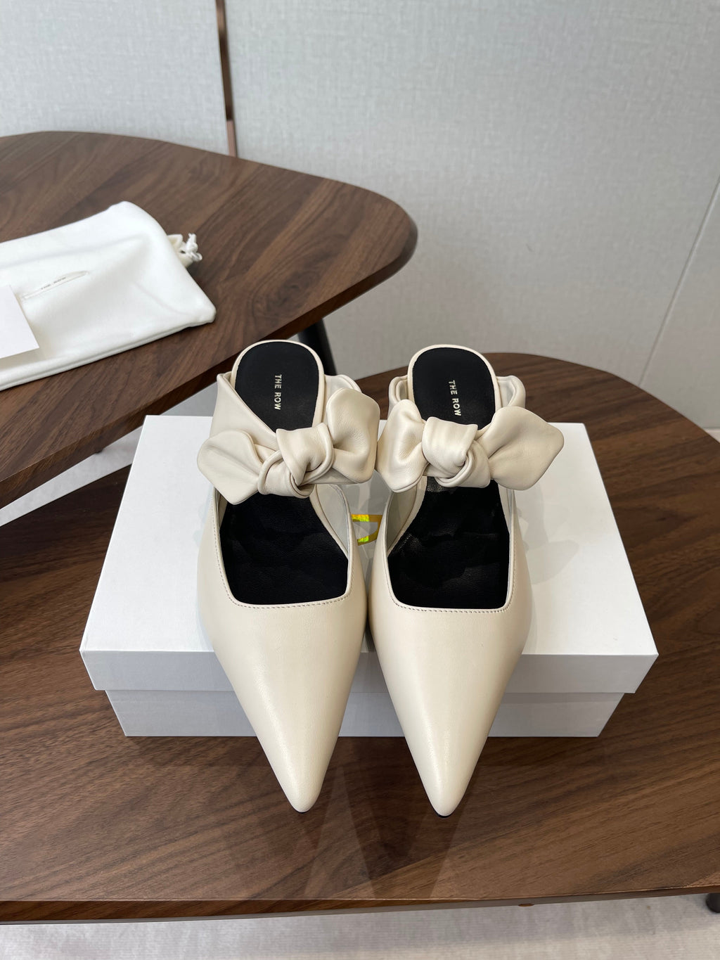 THE ROW 26S SLINGBACK POINTED HEELS IN CREAM WHITE CALFSKIN WITH BOW