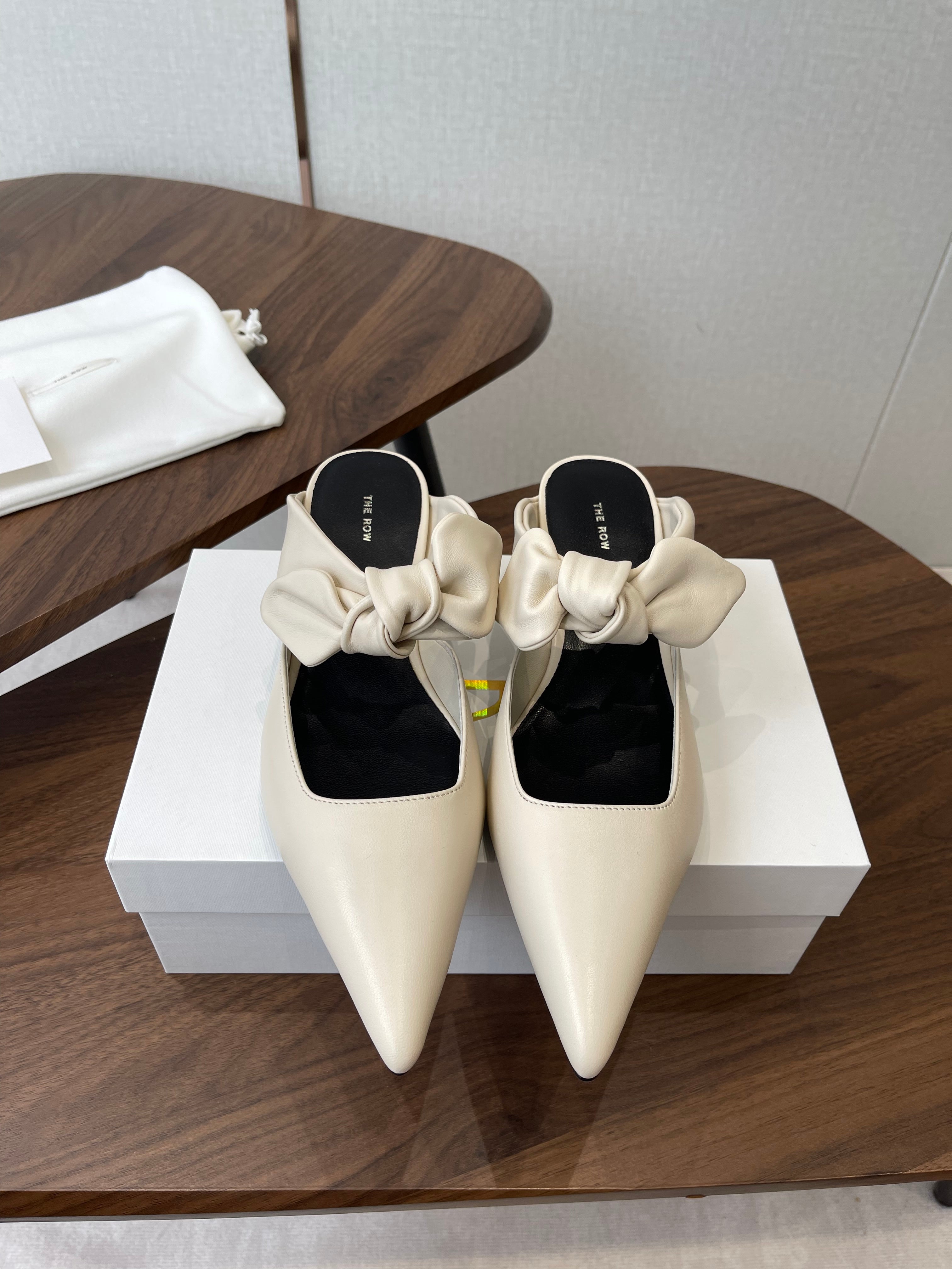 THE ROW 26S SLINGBACK POINTED HEELS IN CREAM WHITE CALFSKIN WITH BOW