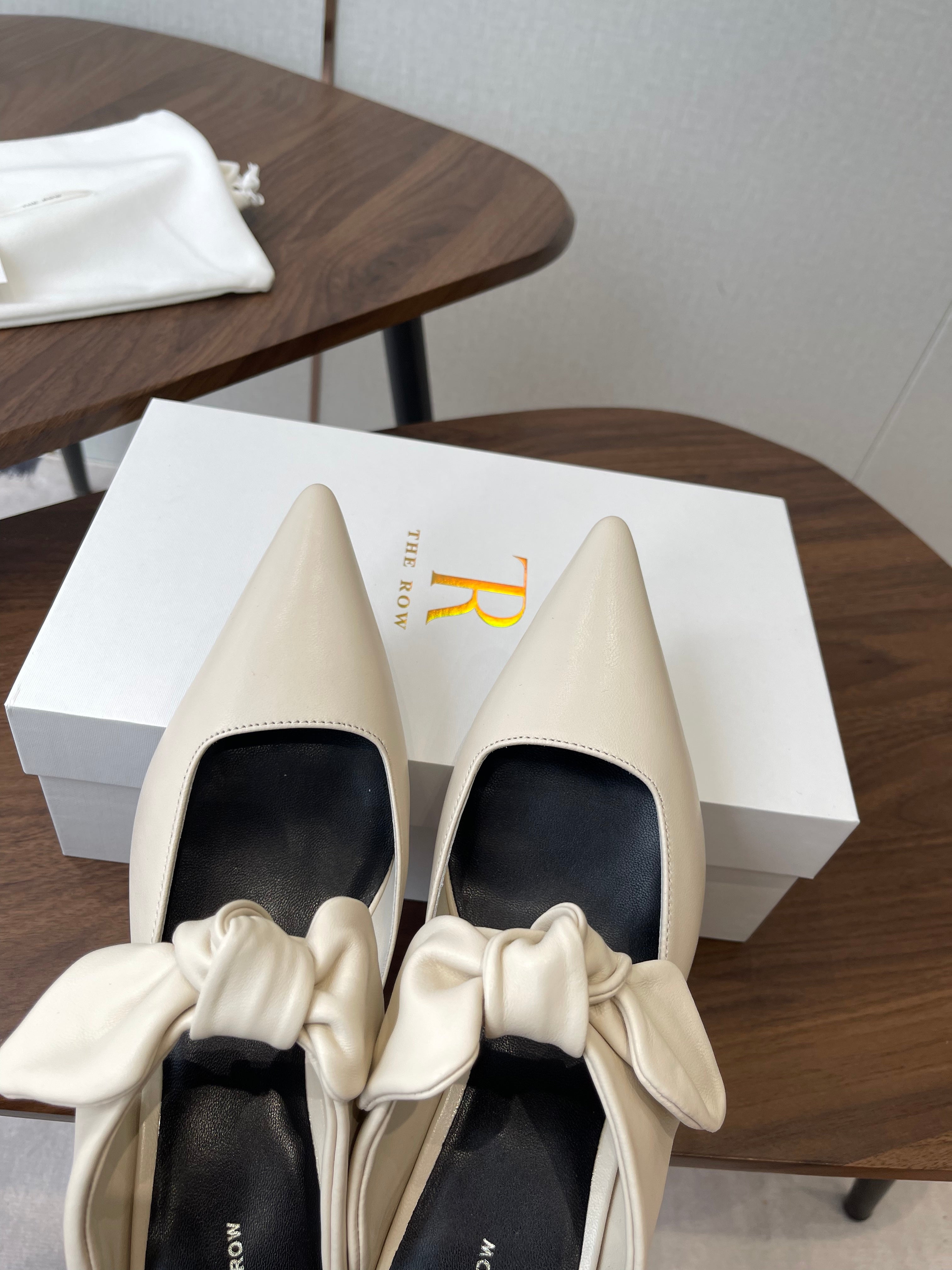 THE ROW 26S SLINGBACK POINTED HEELS IN CREAM WHITE CALFSKIN WITH BOW