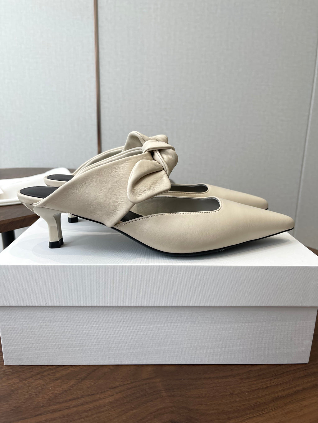 THE ROW 26S SLINGBACK POINTED HEELS IN CREAM WHITE CALFSKIN WITH BOW