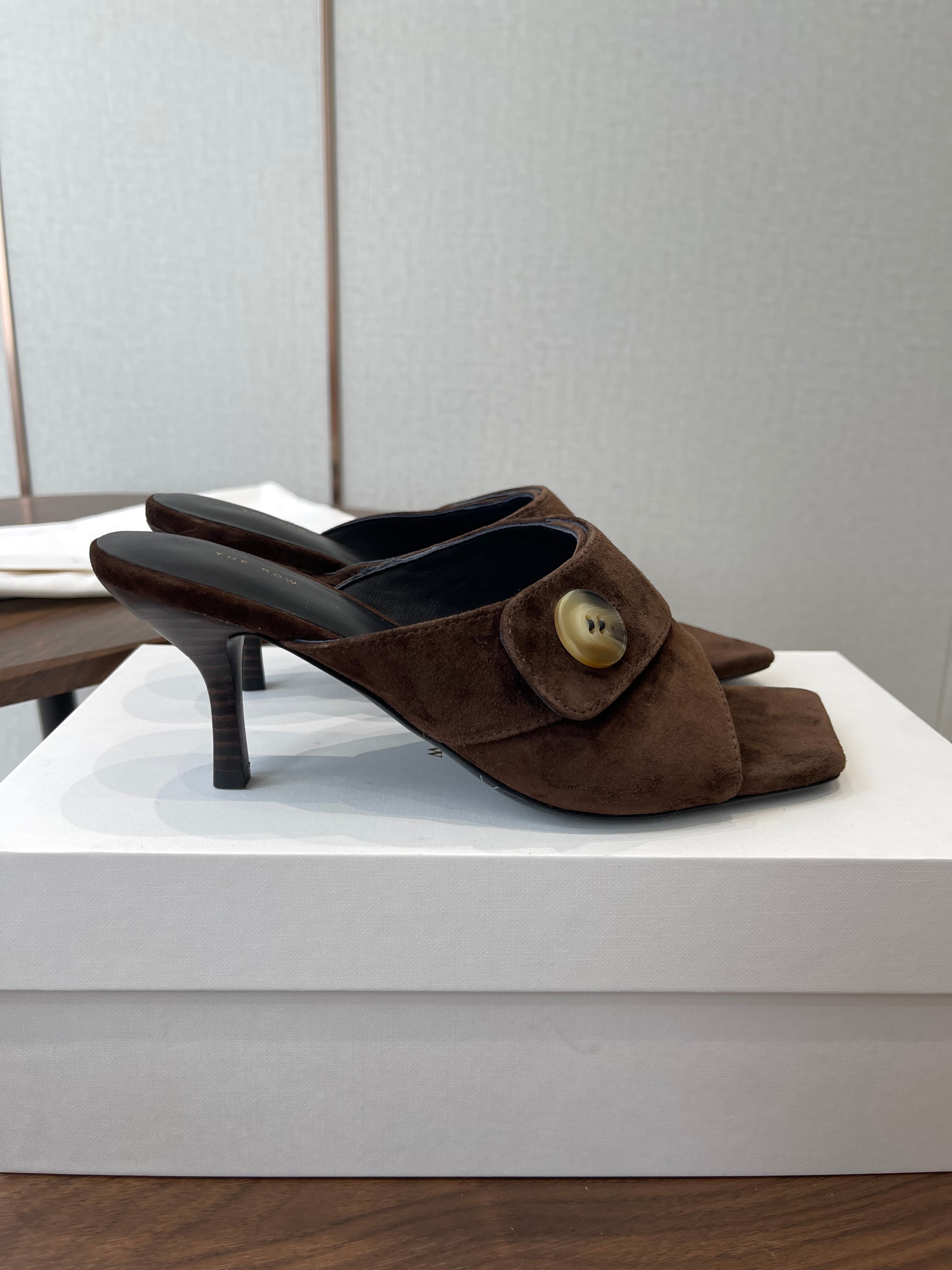 THE ROW 26S BUTTON DETAIL MULE HEELS 70MM IN BROWN SUEDE