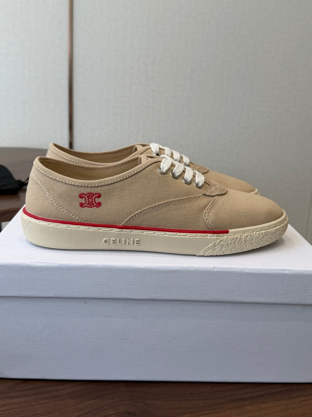 CELINE 26S TRIOMPHE LOW TOP SNEAKERS IN BEIGE CANVAS RED TRIM