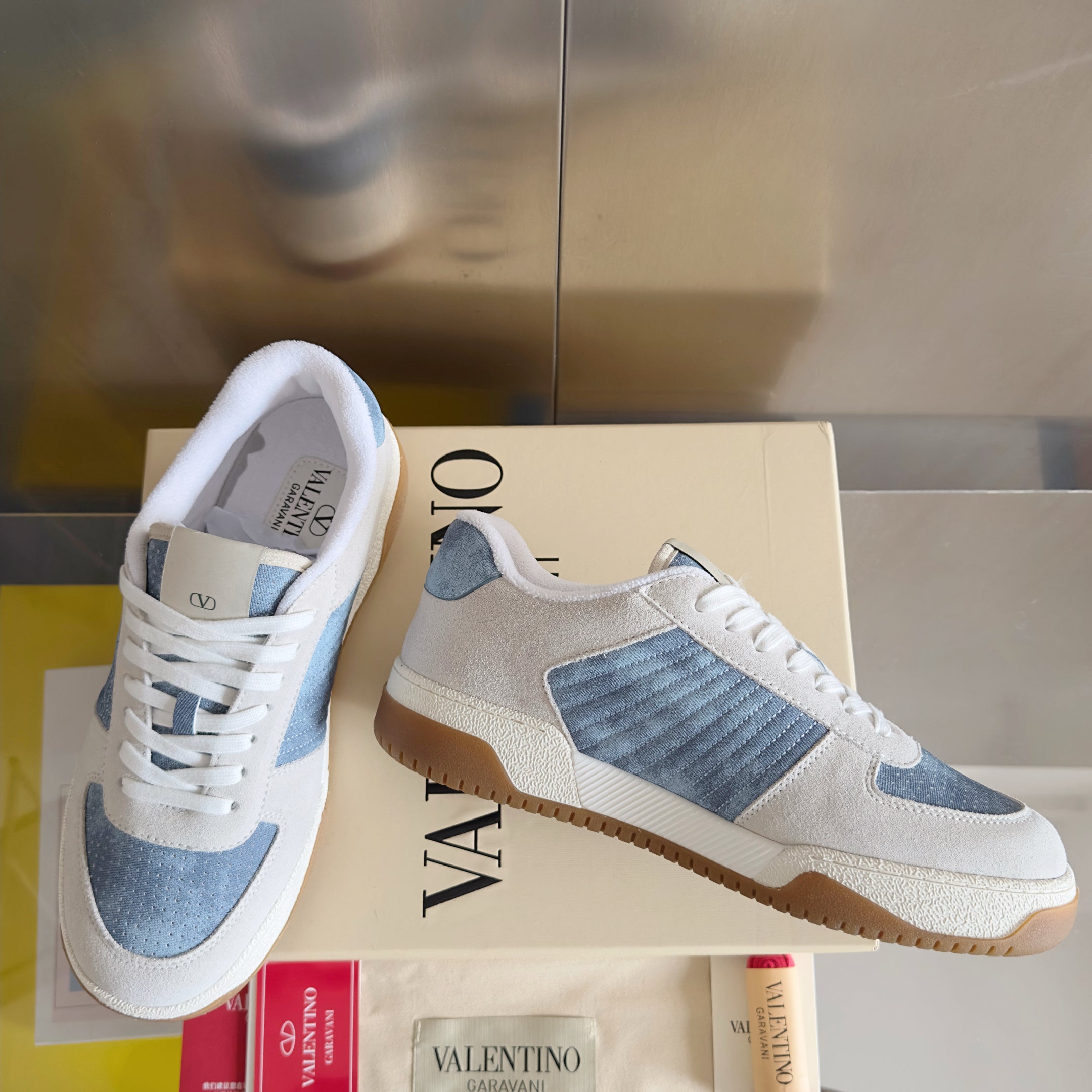 VALENTINO 25S GARAVANI FREEDOTS SNEAKERS IN BEIGE MIX BLUE SUEDE