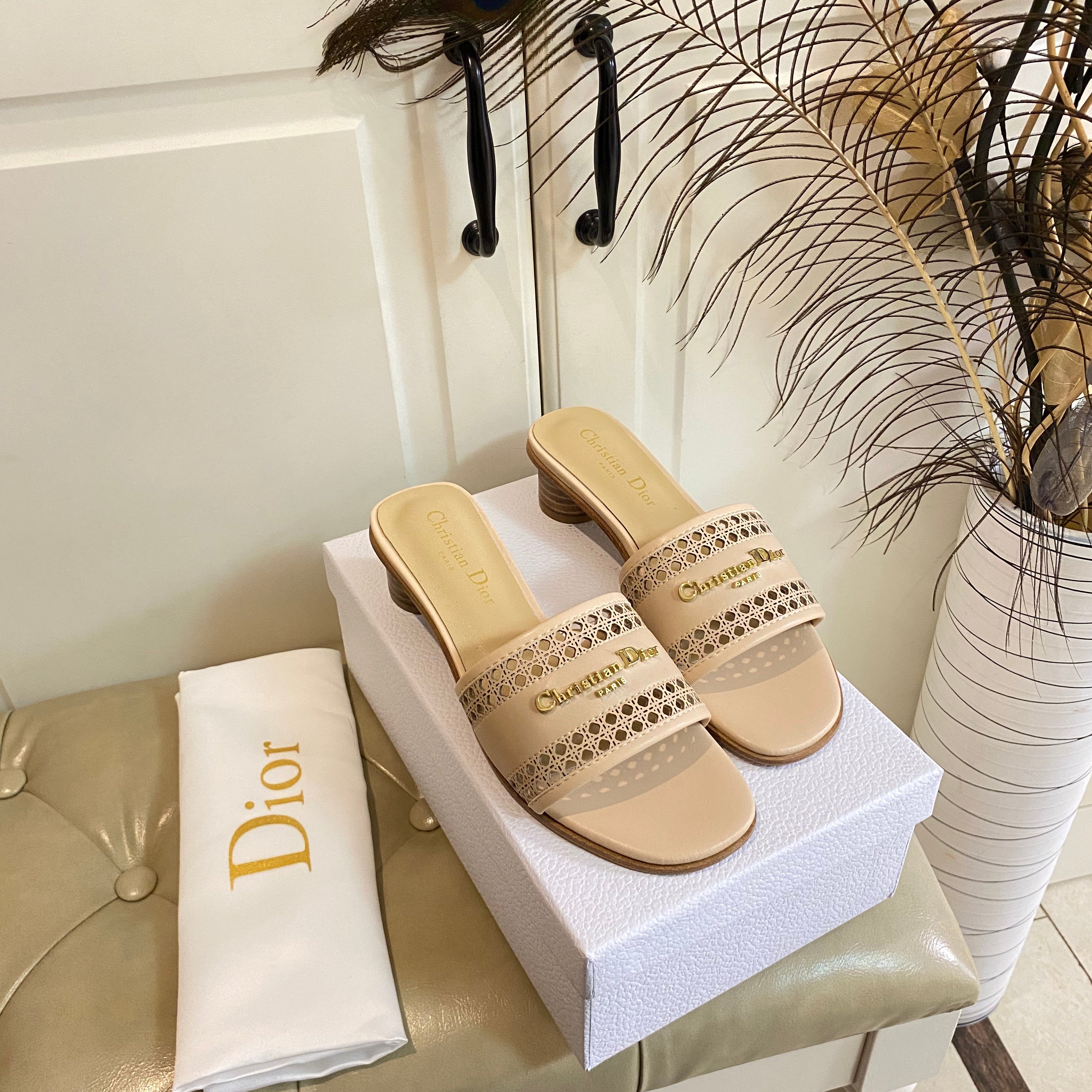 DWAY HEELED SLIDE IN CAMEL BEIGE CALFSKIN WITH GOLD LOGO