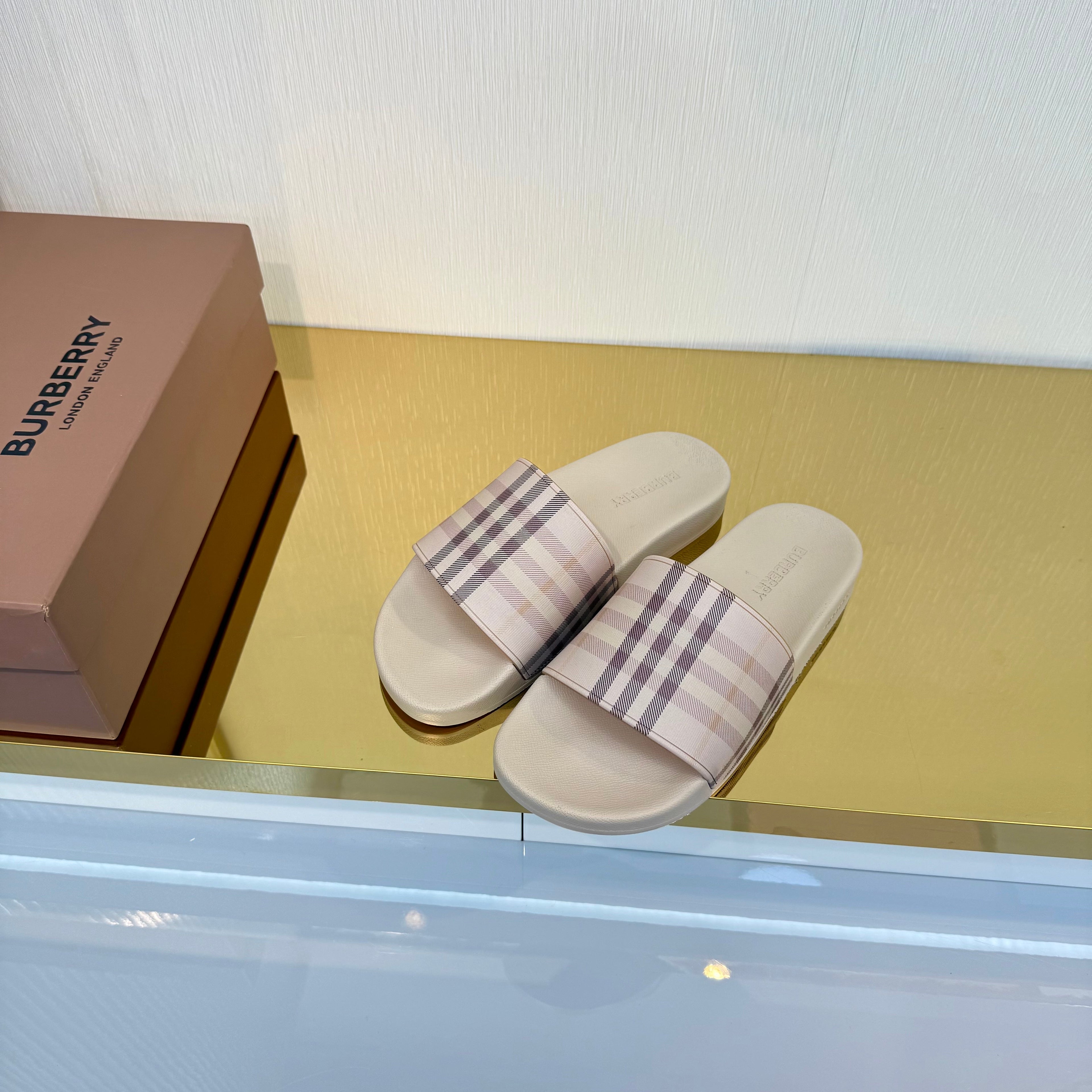 BURBERRY 26S SLIDES SANDAL IN DUSTY BEIGE CALFSKIN