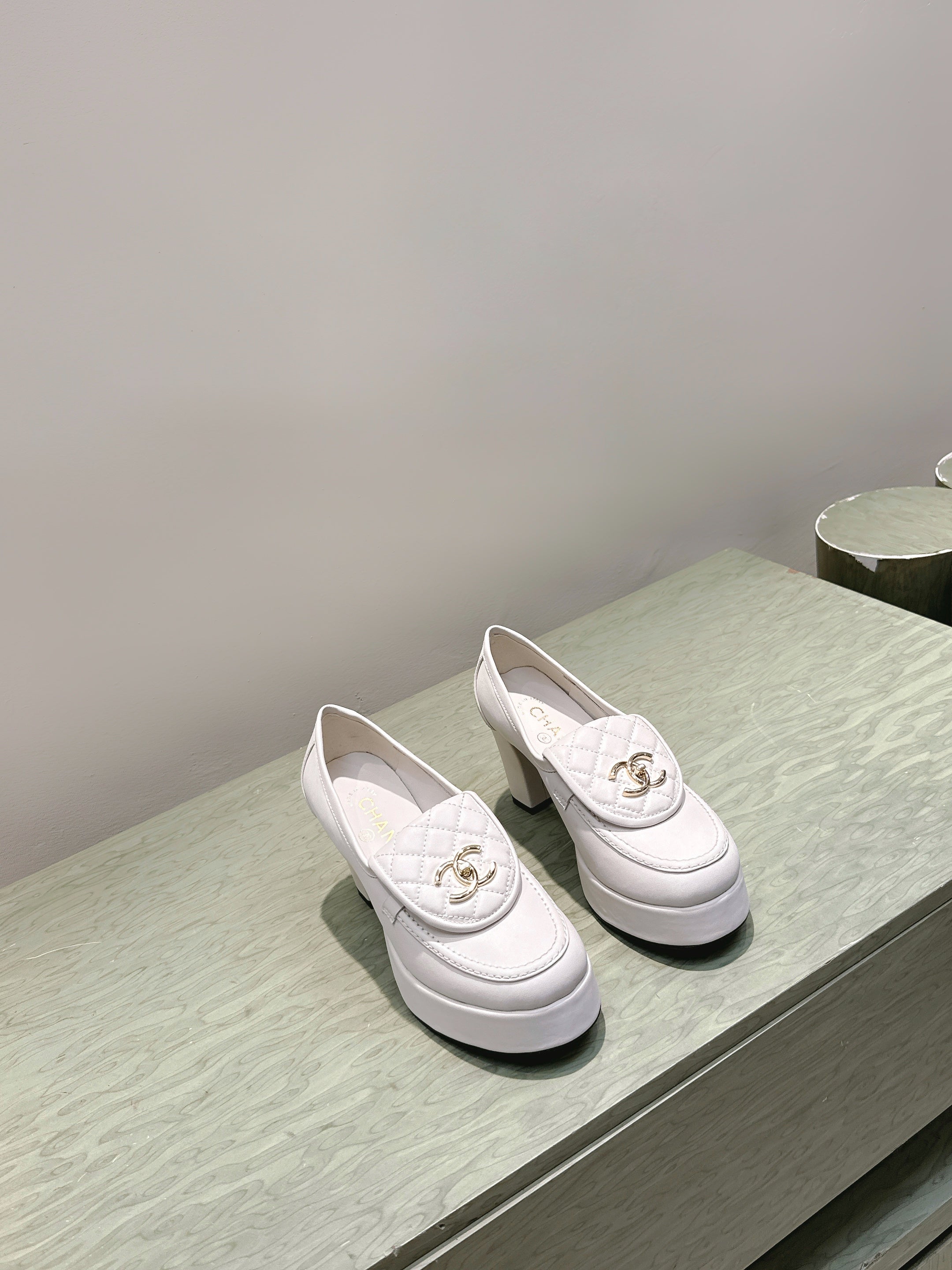 CHANEL 25S HIGH-HEELED MOCCASINS 80MM IN WHITE CALFSKIN GOLD HARDWARE