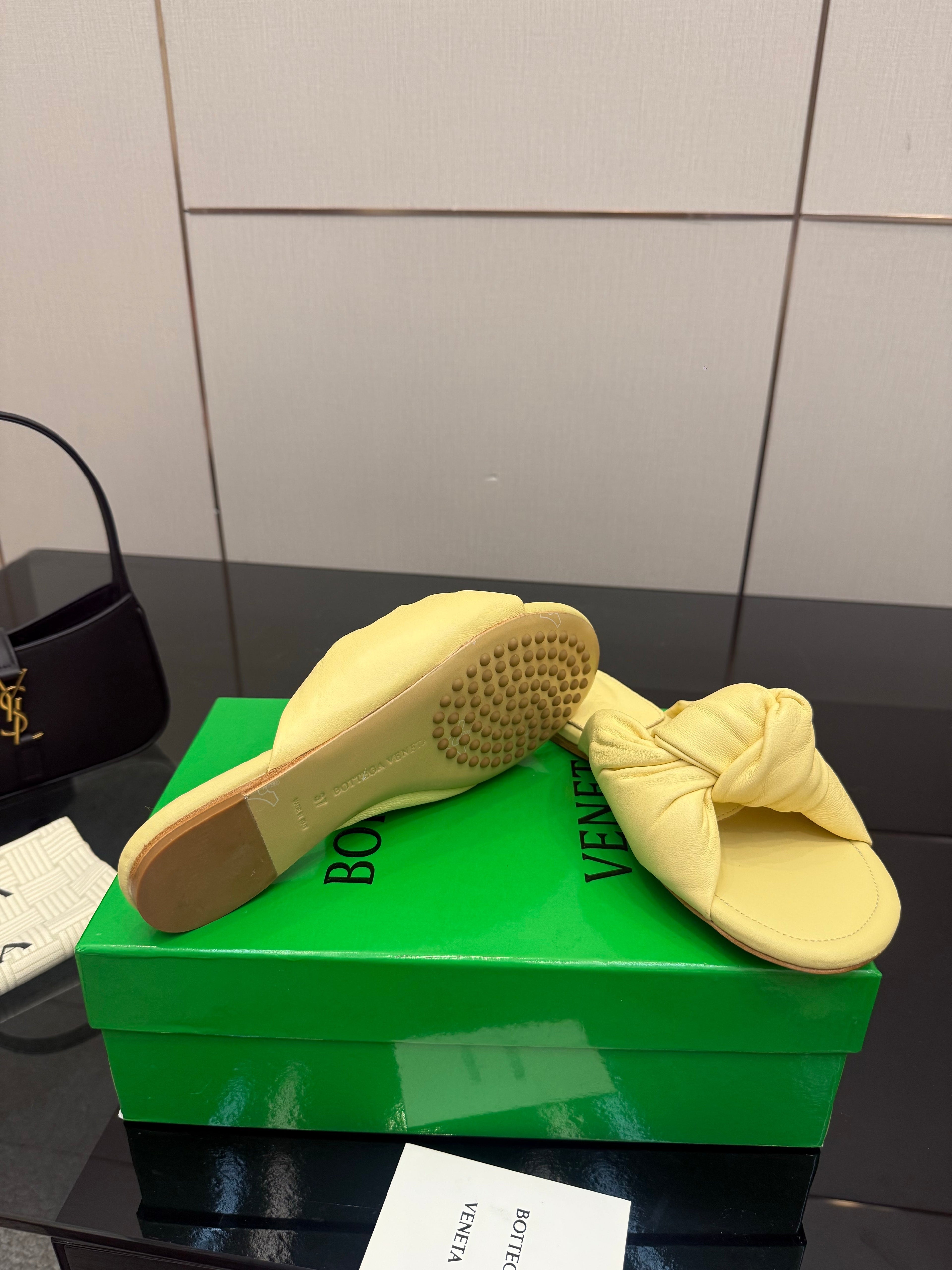 BOTTEGA VENETA 26S SLIDE SANDALS IN YELLOW LAMBSKIN