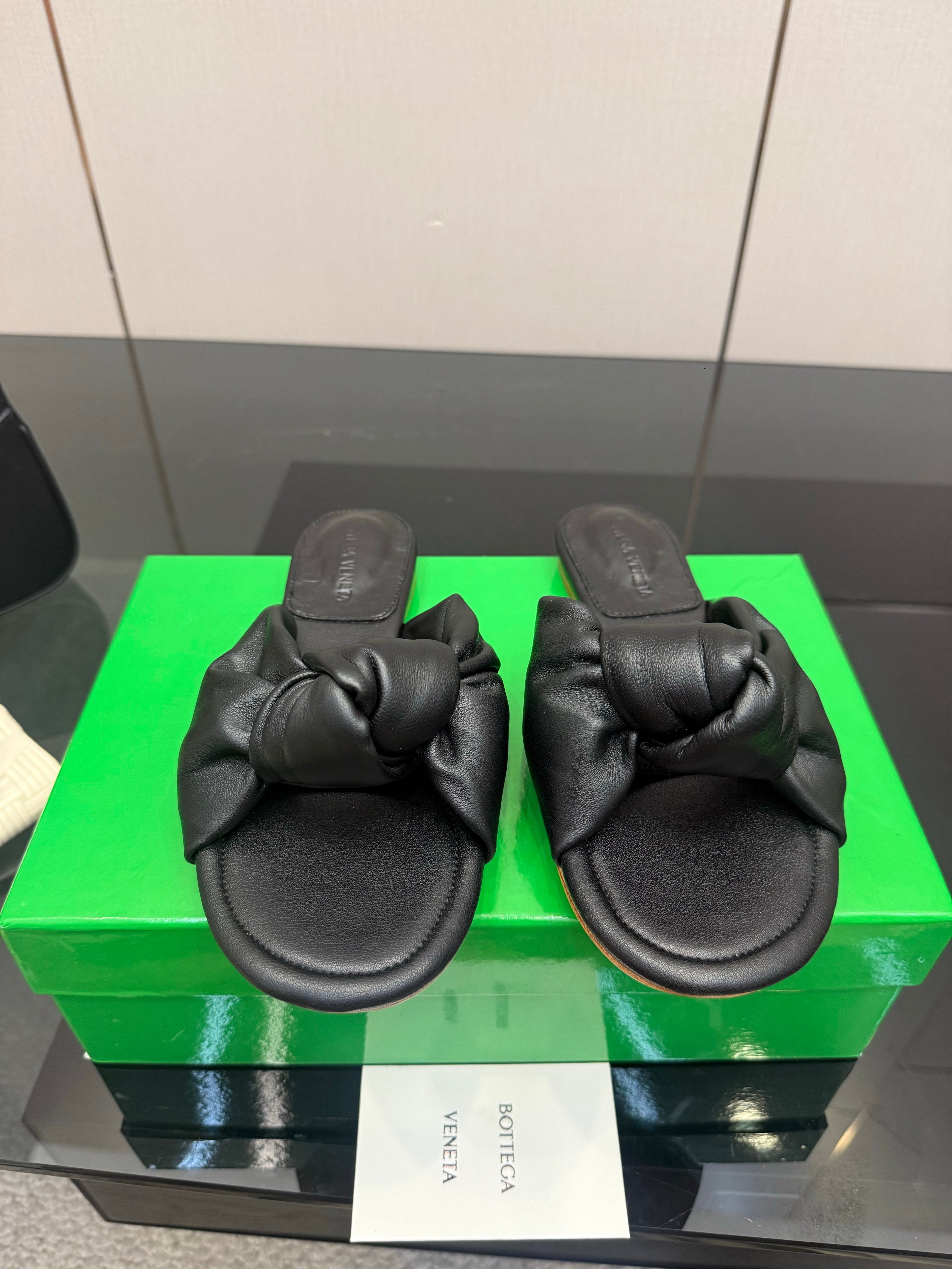 BOTTEGA VENETA 26S SLIDE SANDALS IN BLACK LAMBSKIN
