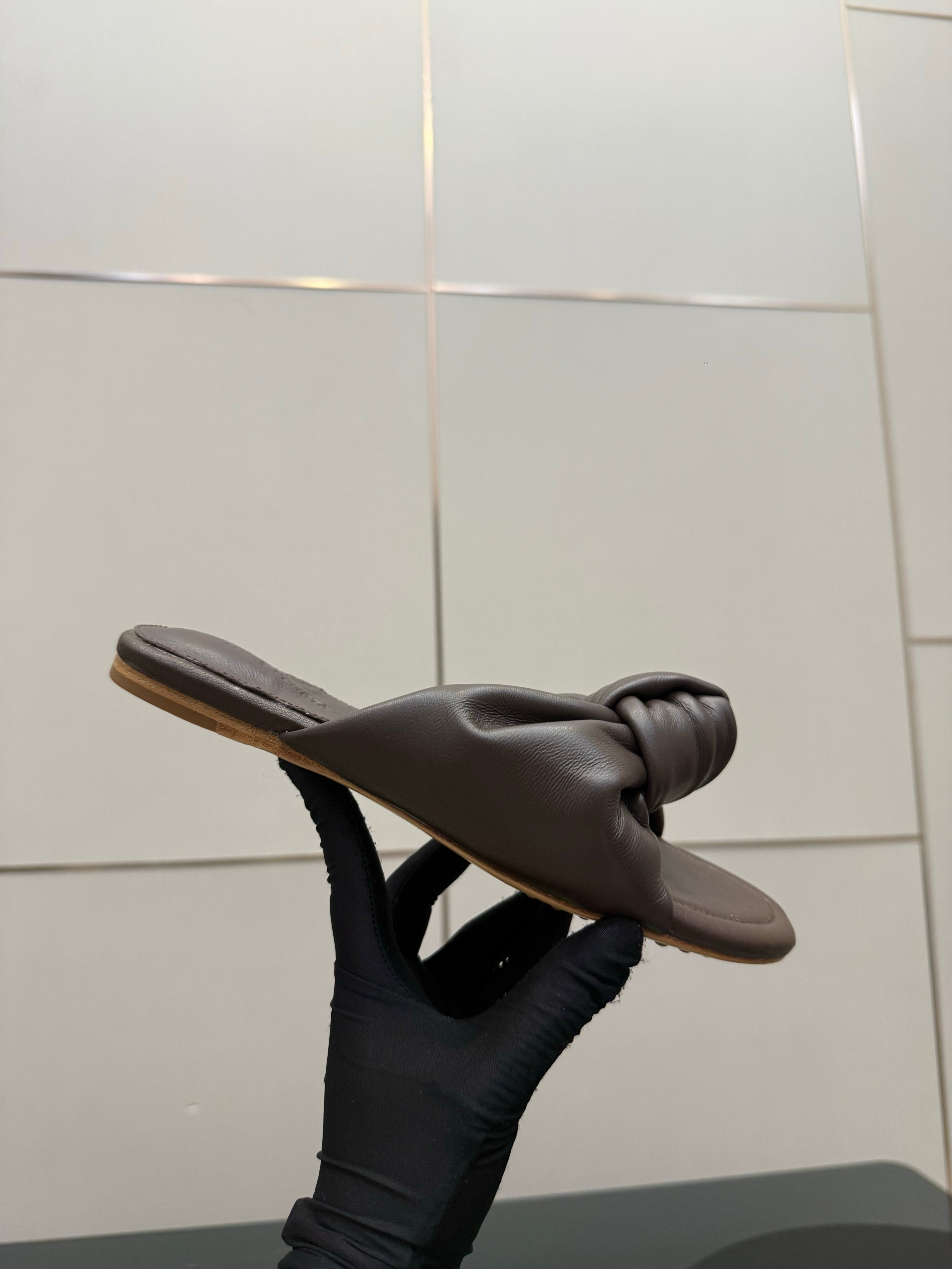 BOTTEGA VENETA 26S SLIDE SANDALS IN BROWN LAMBSKIN