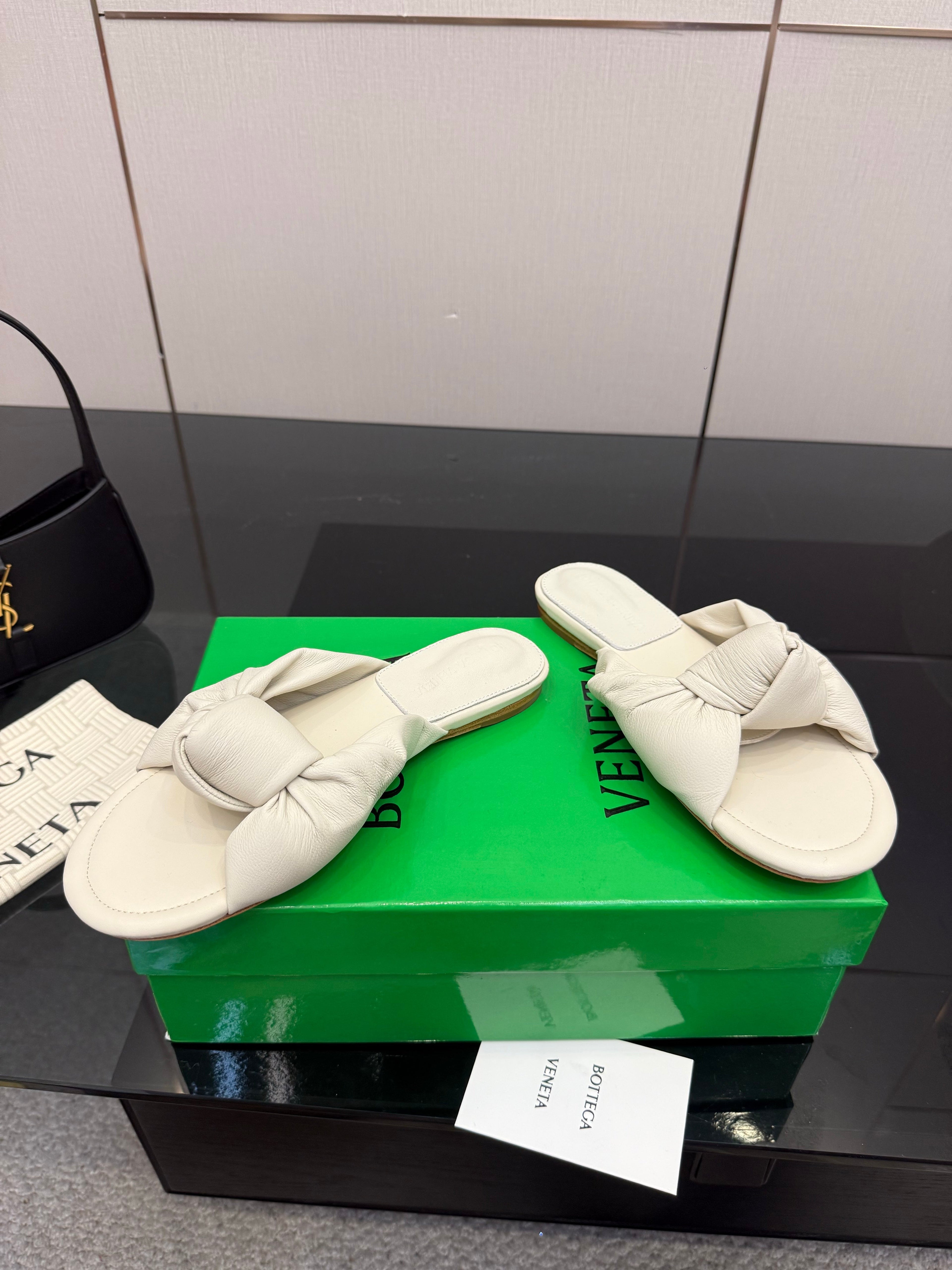 BOTTEGA VENETA 26S SLIDE SANDALS IN OFF-WHITE LAMBSKIN