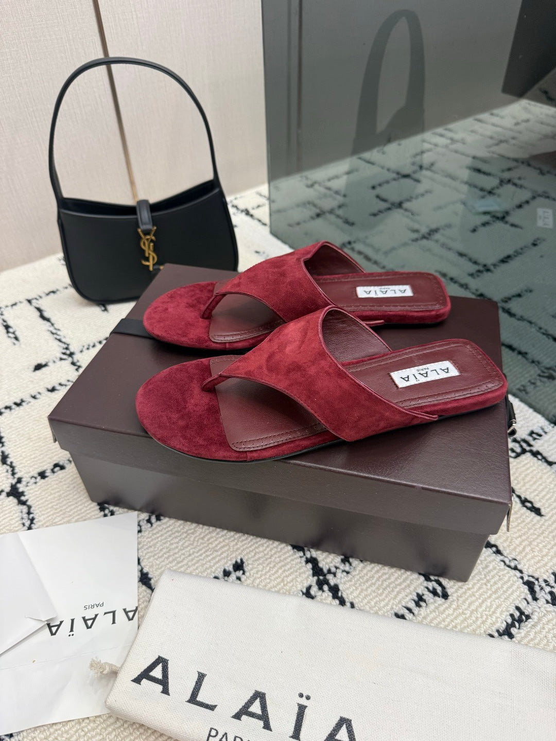 ALAIA 26S THONG MULE SANDALS IN BURGUNDY SUEDE