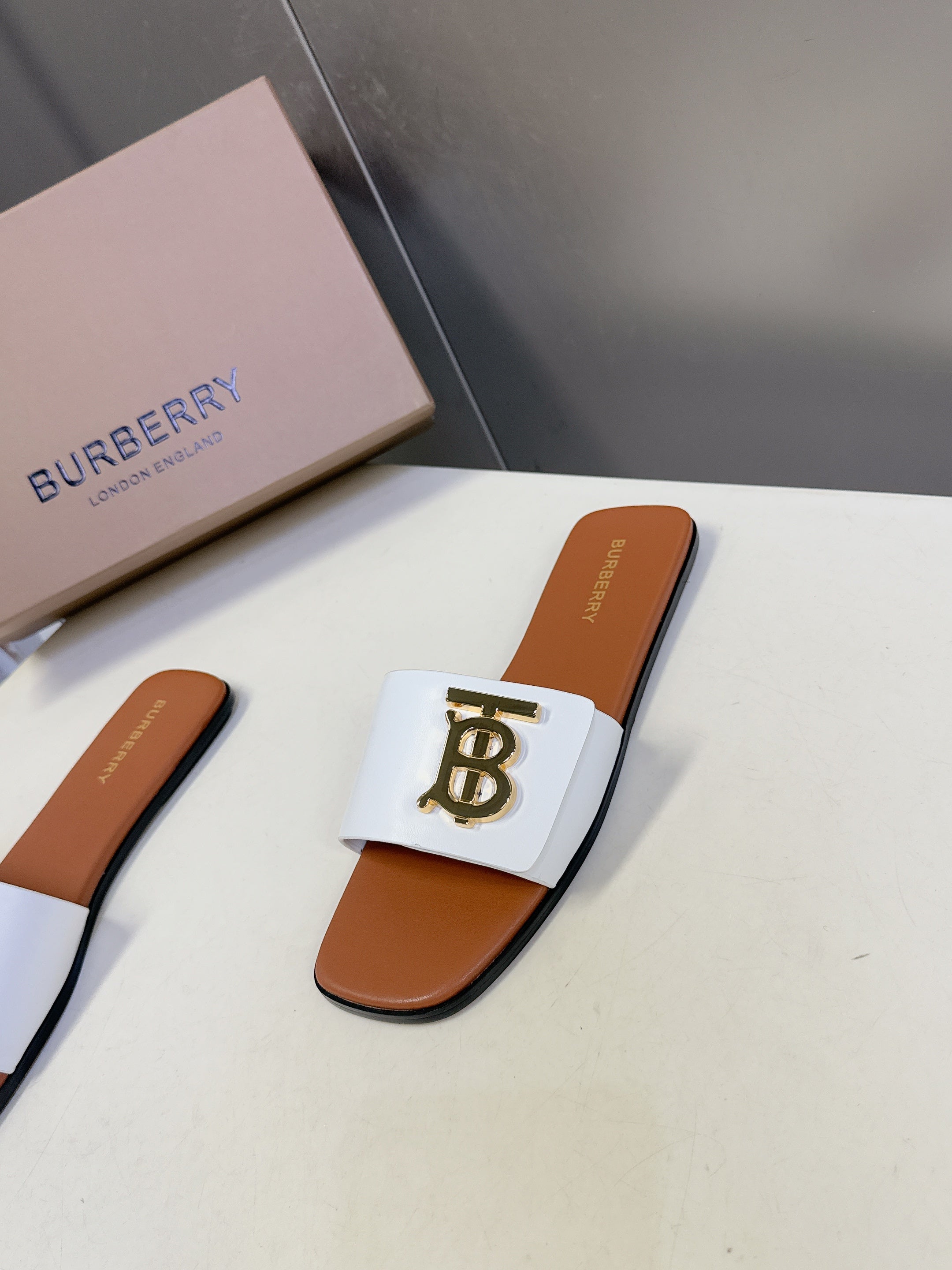 BURBERRY 26S FLAT SLIDE SANDALS IN WHITE AND CARAMEL BROWN CALFSKIN GOLD HARDWARE