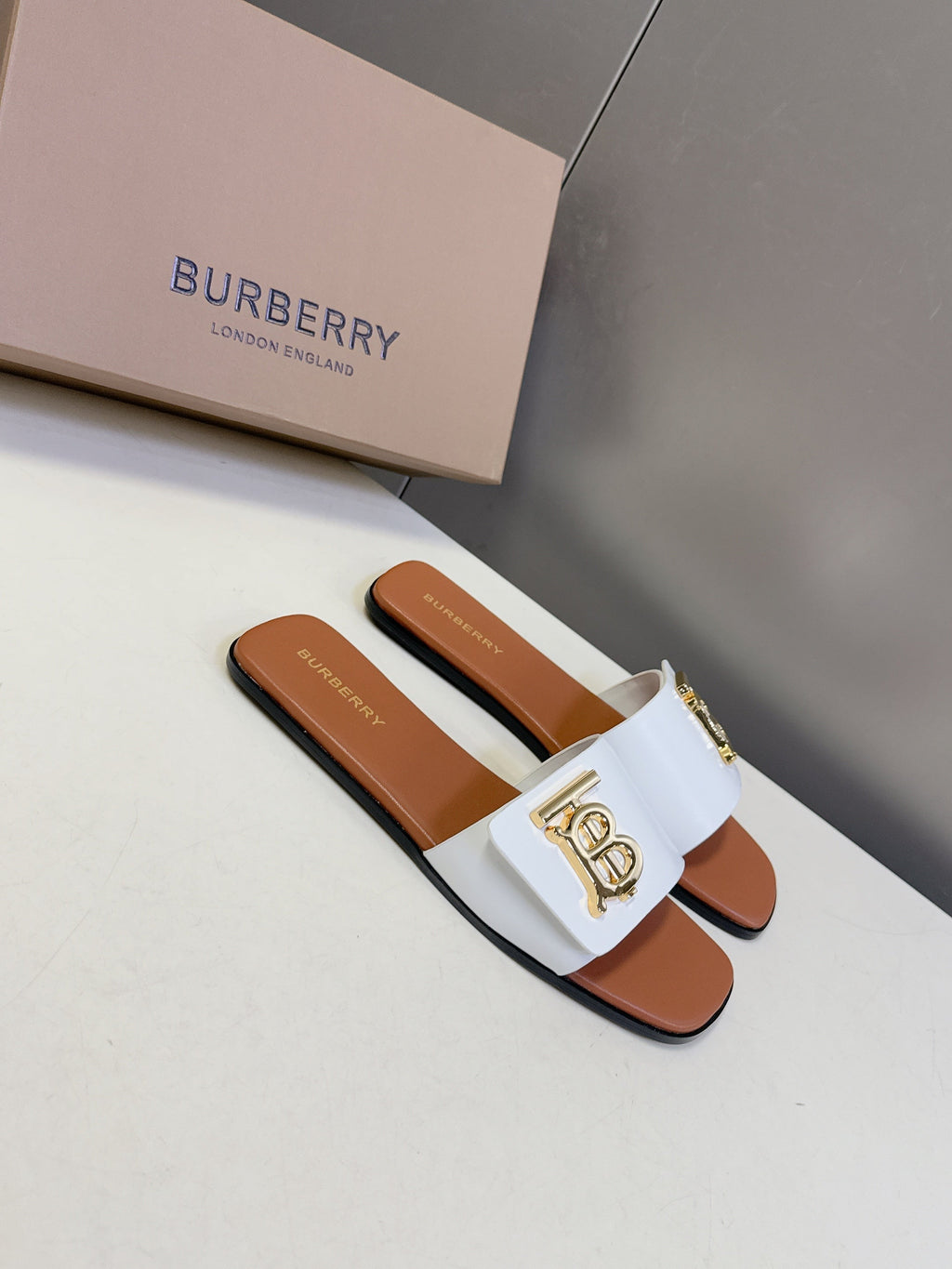 BURBERRY 26S FLAT SLIDE SANDALS IN WHITE AND CARAMEL BROWN CALFSKIN GOLD HARDWARE