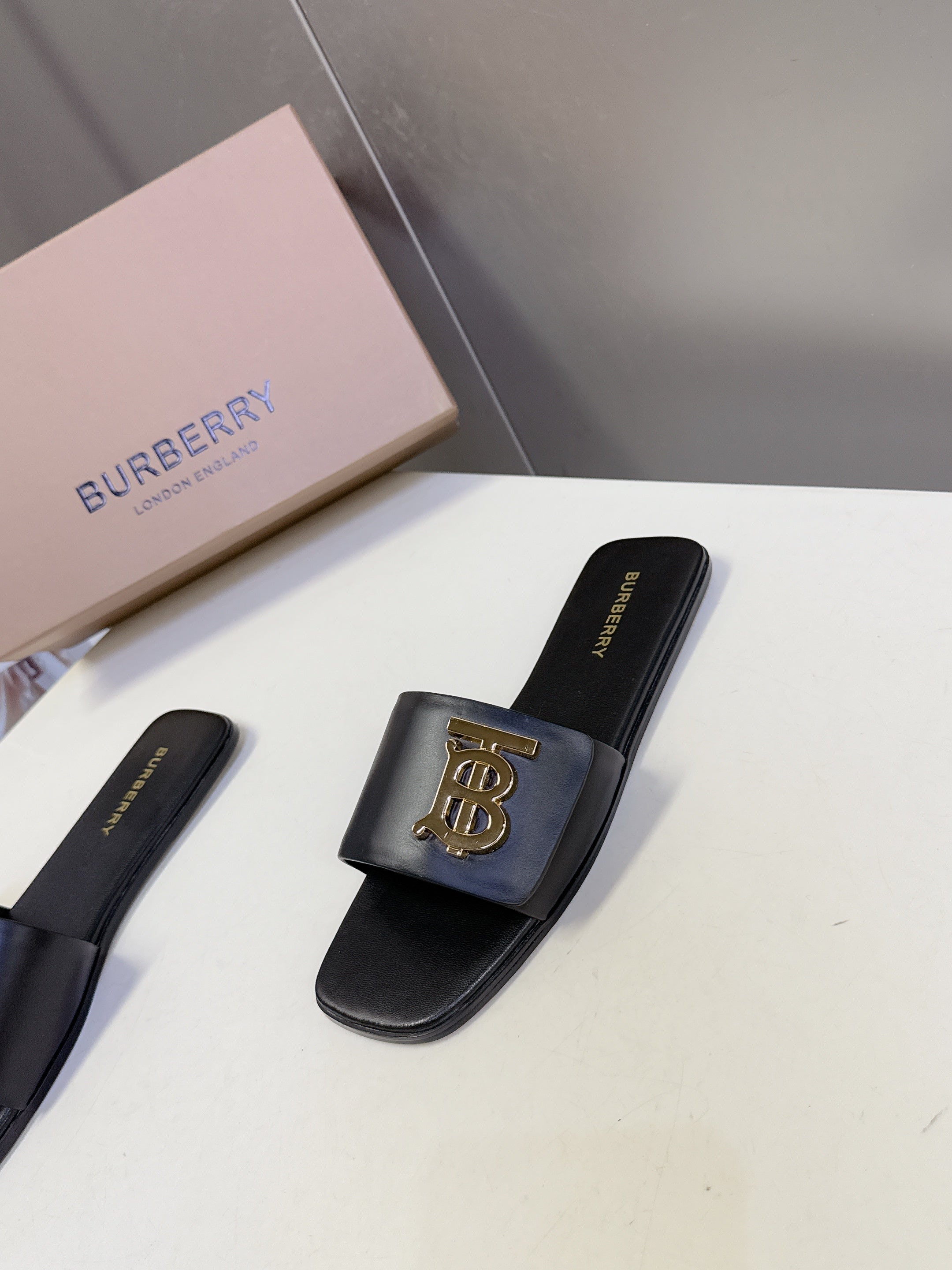 BURBERRY 26S FLAT SLIDE SANDALS IN BLACK CALFSKIN GOLD HARDWARE