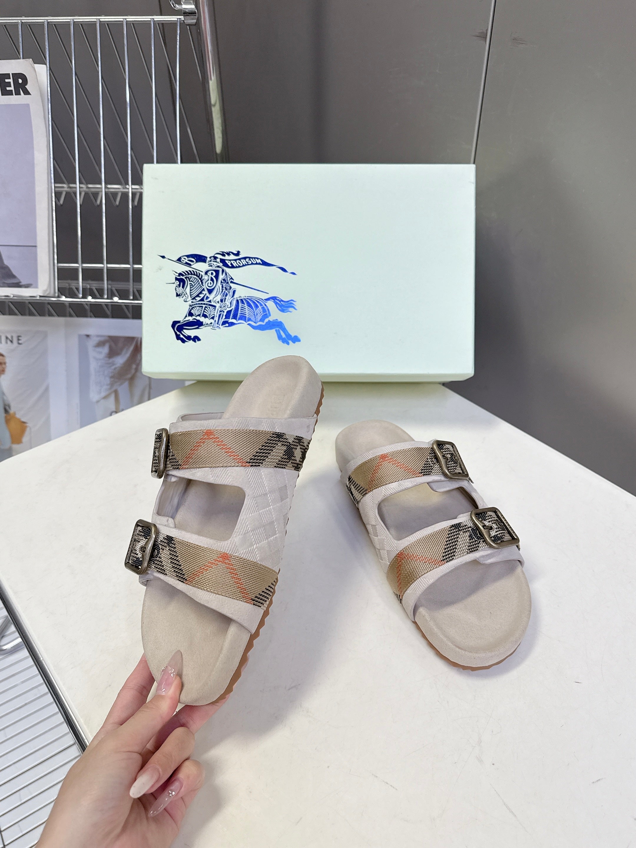 BURBERRY 26S DOUBLE BUCKLE SANDALS IN BEIGE SUEDE