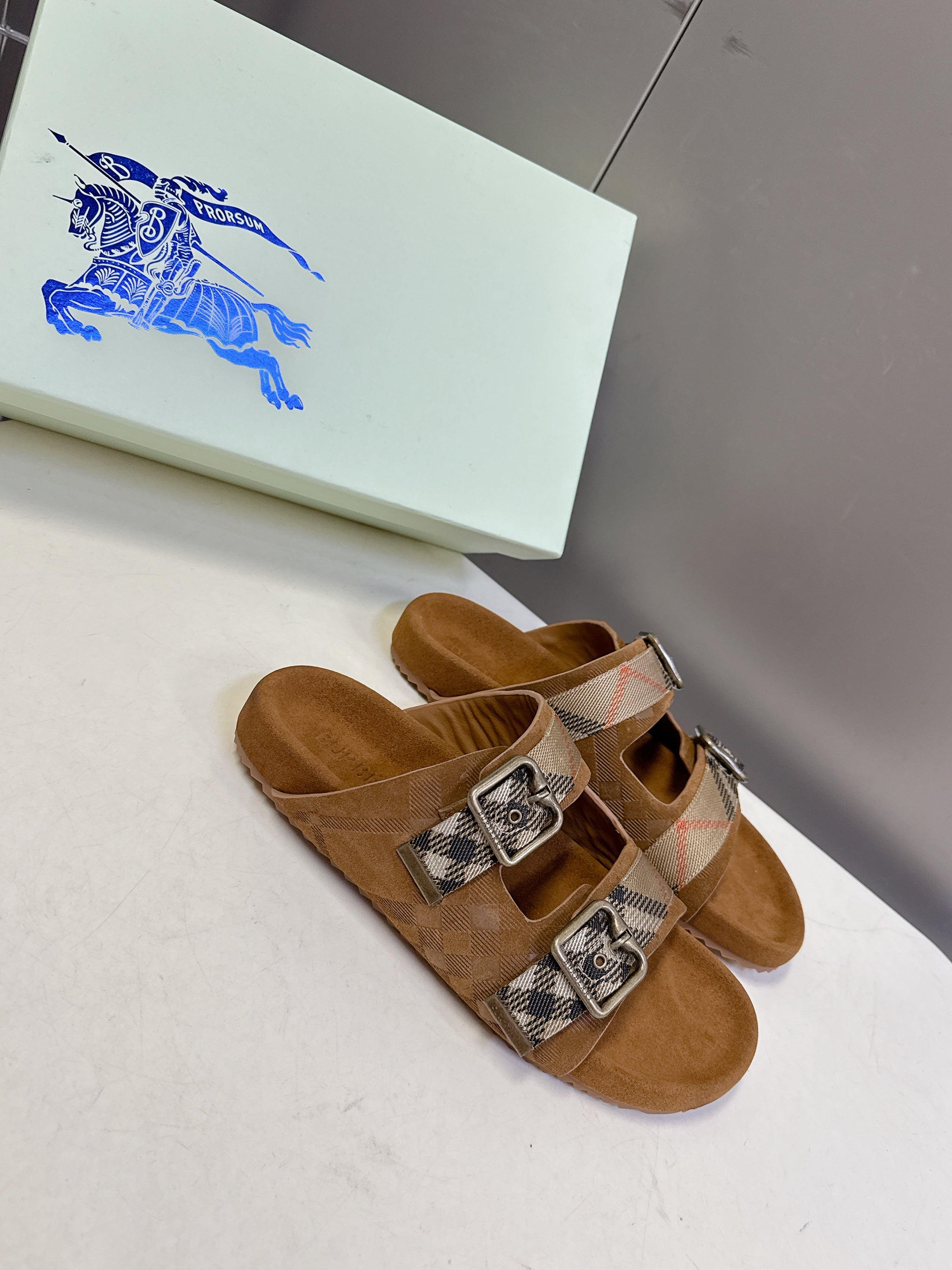 BURBERRY 26S DOUBLE BUCKLE SANDALS IN CARAMEL BROWN SUEDE