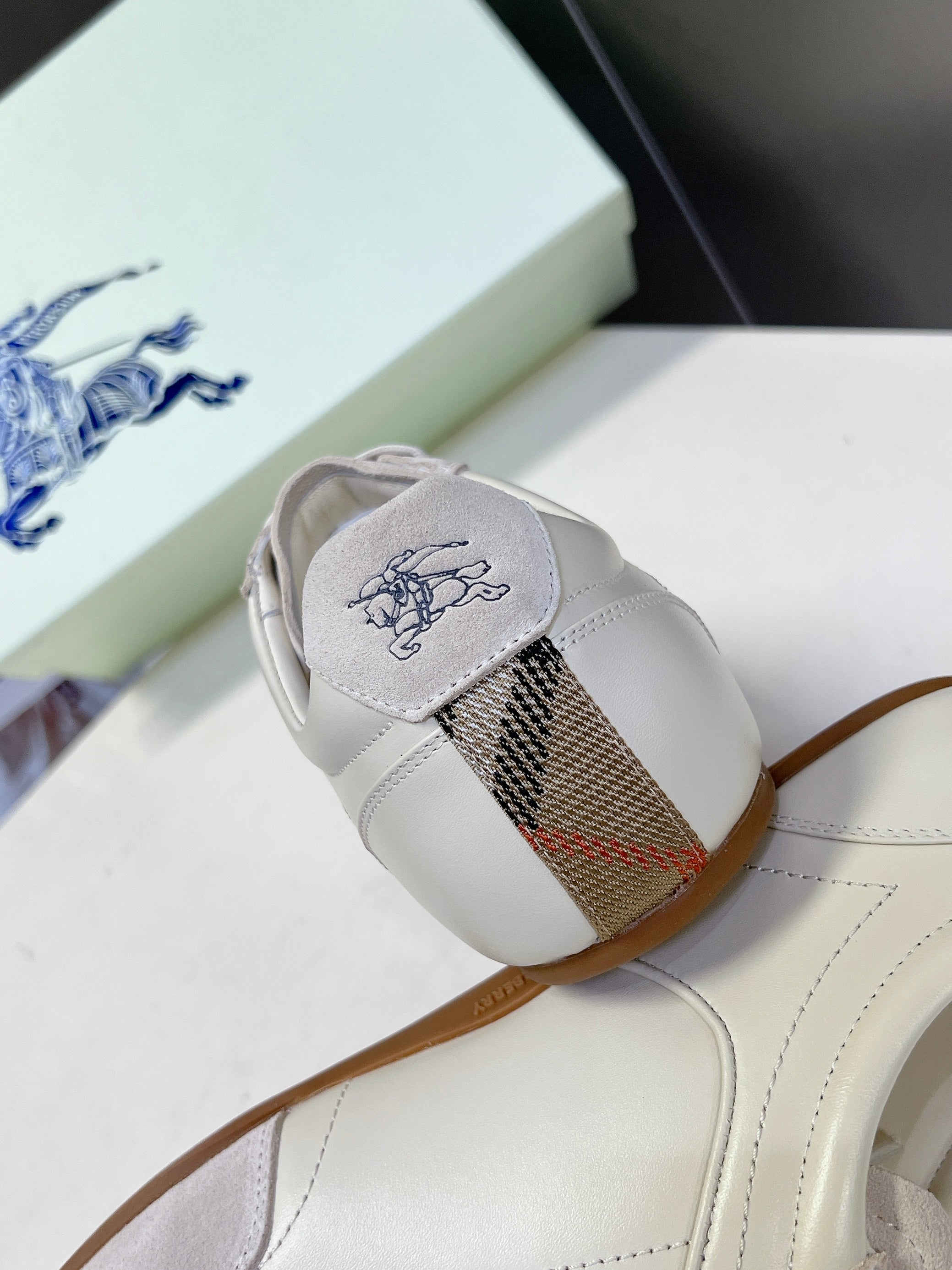 BURBERRY 26S LOW TOP SNEAKERS IN IVORY WHITE CALFSKIN AND SUEDE