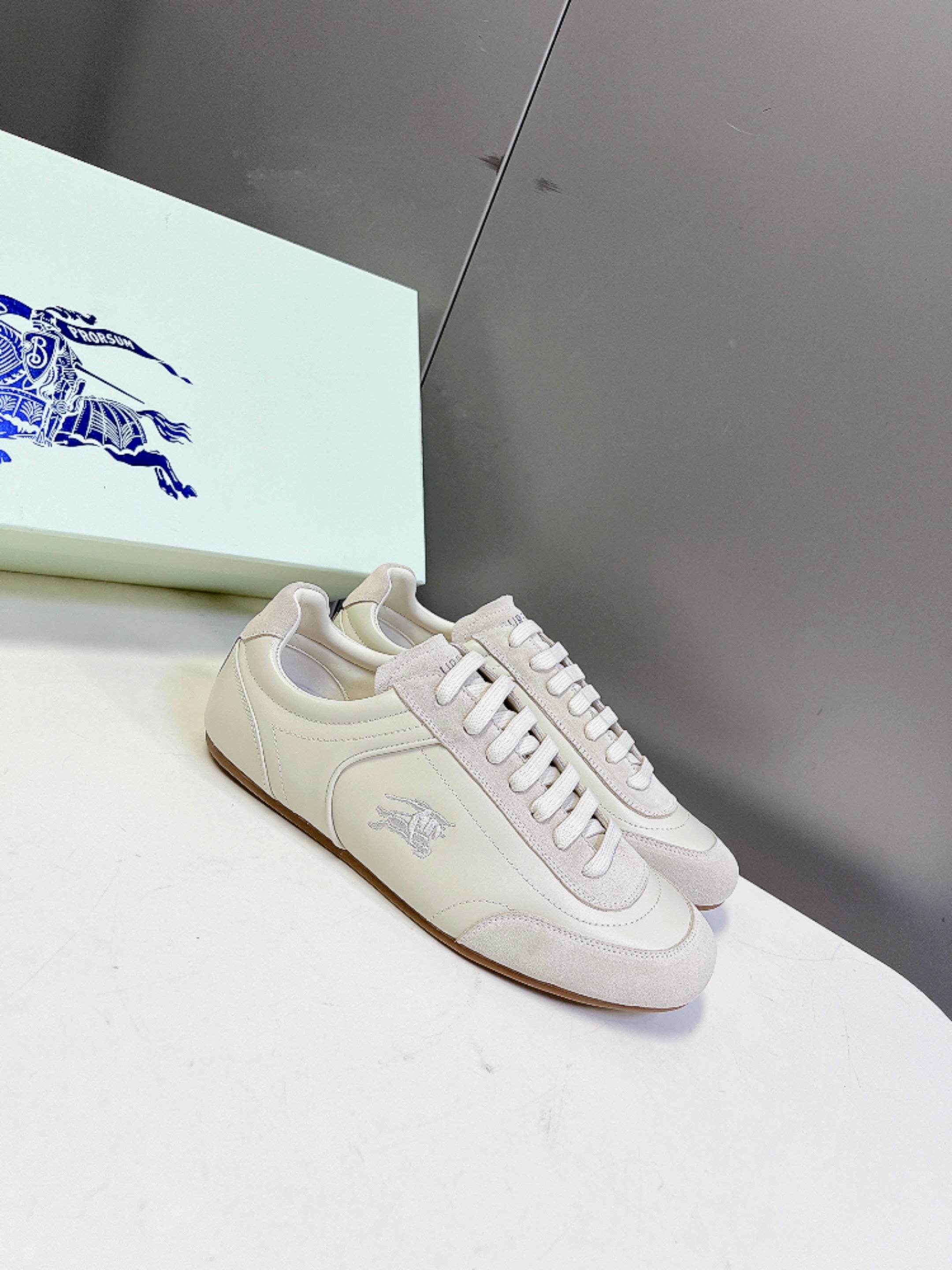 BURBERRY 26S LOW TOP SNEAKERS IN IVORY WHITE CALFSKIN AND SUEDE