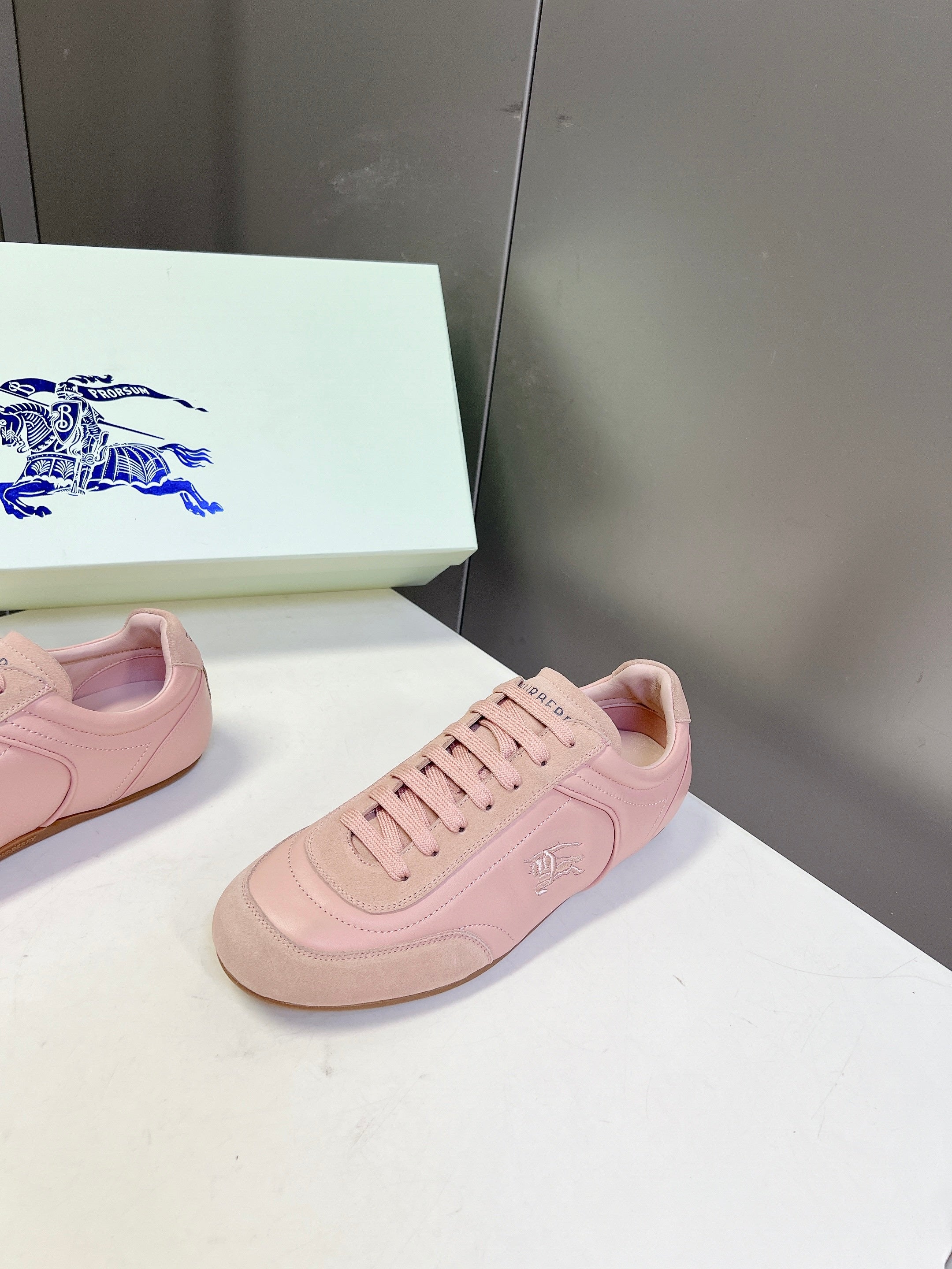 BURBERRY 26S LOW TOP SNEAKERS IN LIGHT PINK CALFSKIN AND SUEDE