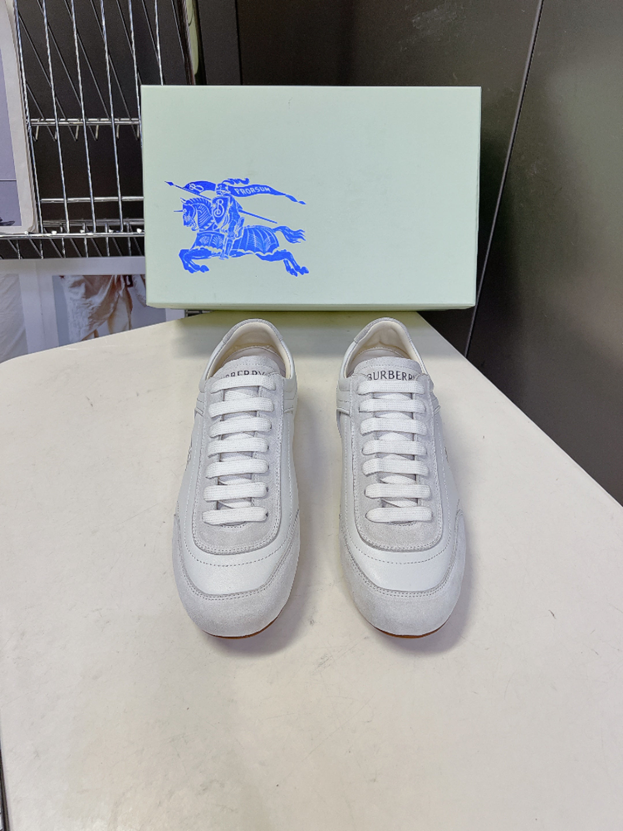 BURBERRY 26S LOW TOP SNEAKERS IN CREAM WHITE CALFSKIN AND SUEDE