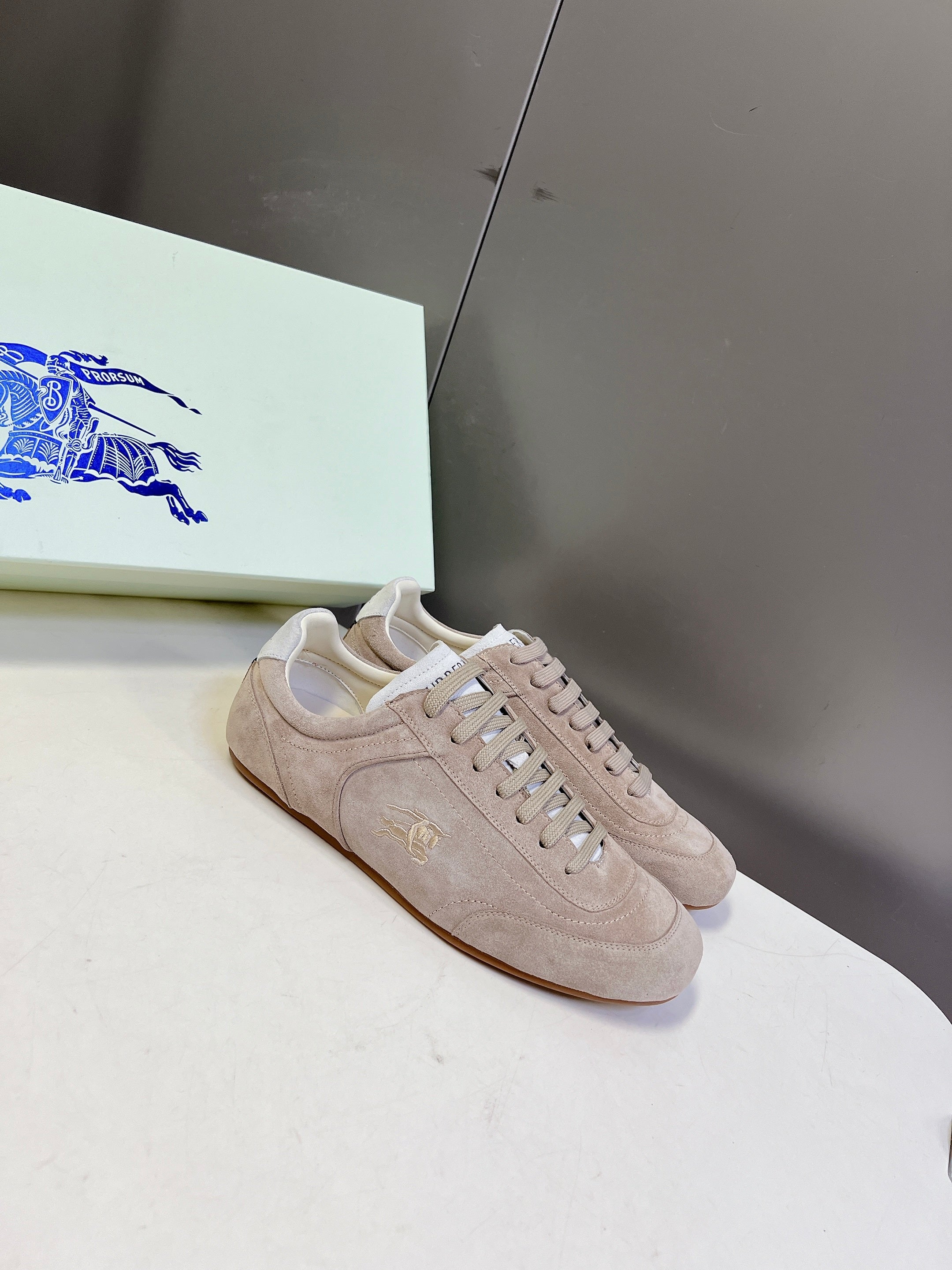BURBERRY 26S LOW TOP SNEAKERS IN TAUPE BEIGE SUEDE